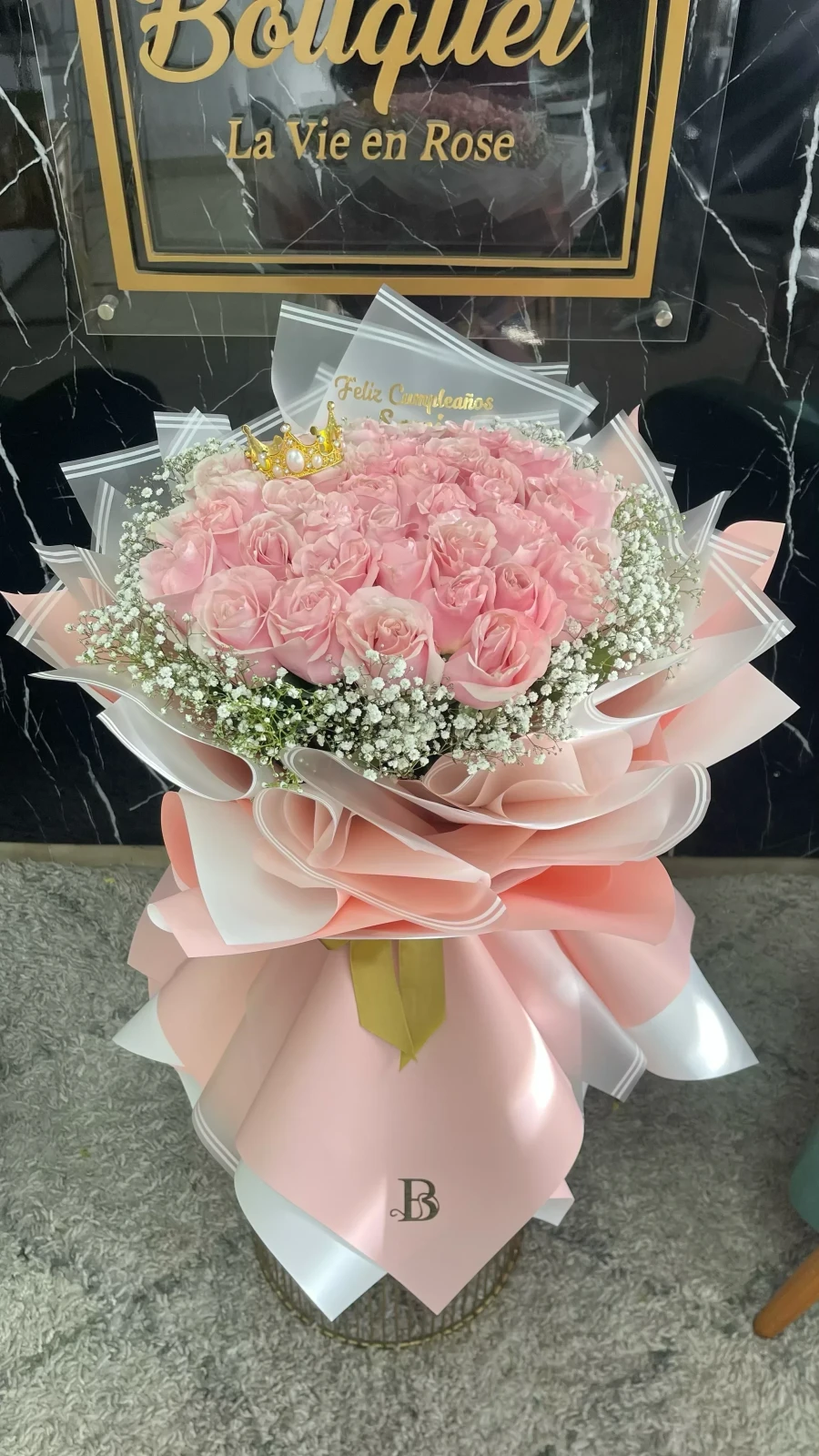 Ramilete redondo en base con rosas y gipso 2
