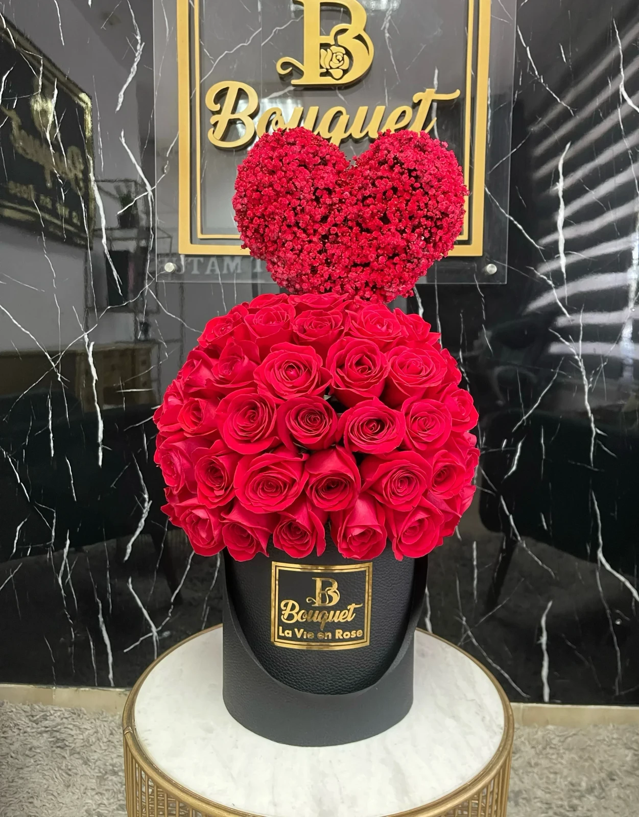 Topiario de rosas con corazon de gipso 