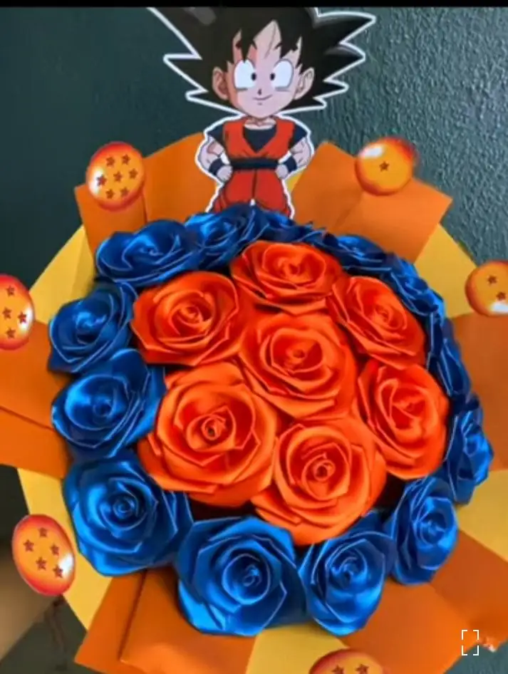 Ramo de rosas eternas con temática de Goku.
