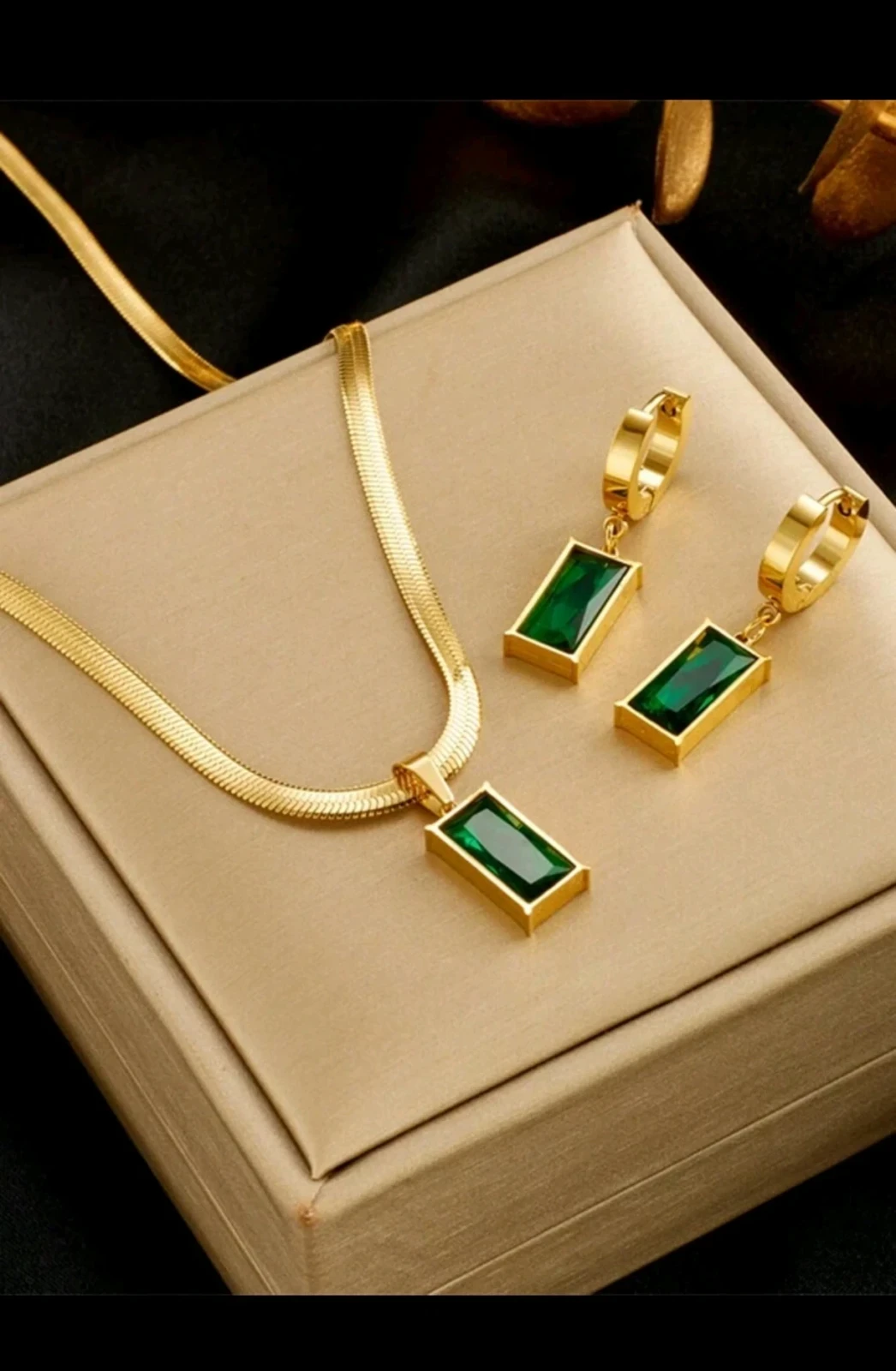Set de Joyería Esmeralda Vintage - Cadena Plana y Zarcillos en Acero Inoxidable con Baño de Oro 18K