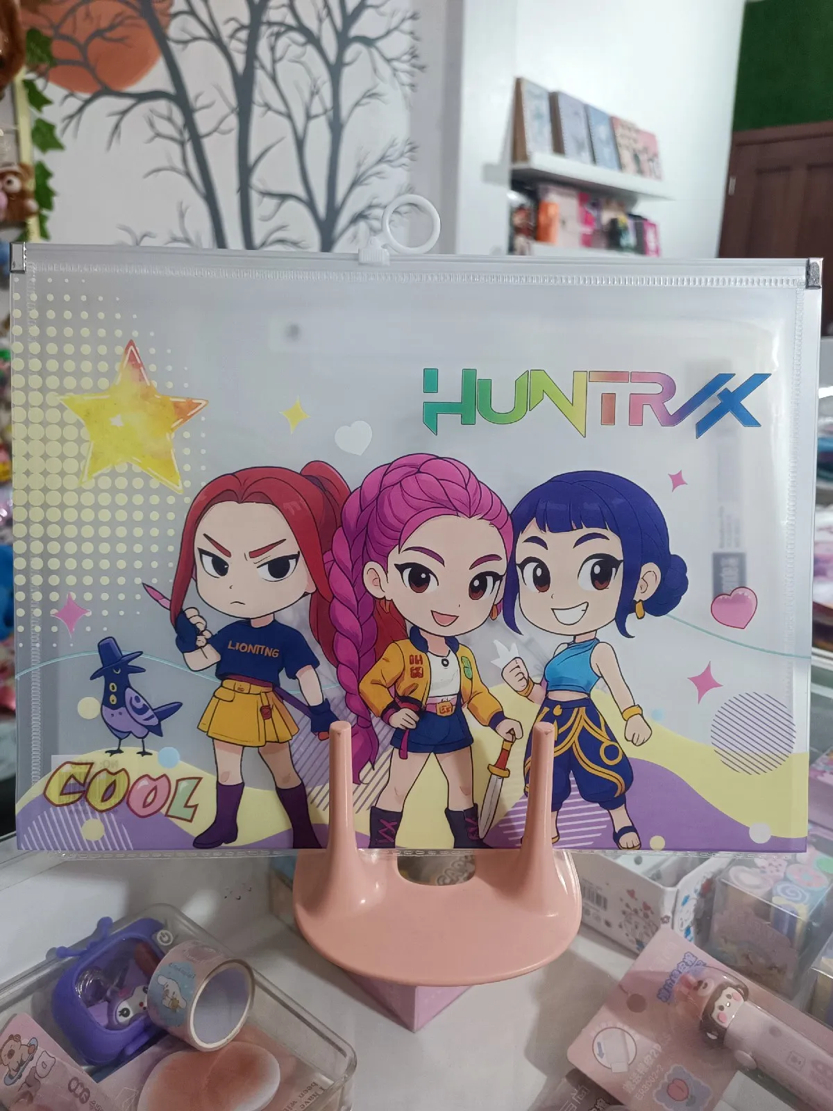 Carpeta tipo sobre. HUNTRIX. Guerreras Kpop 4