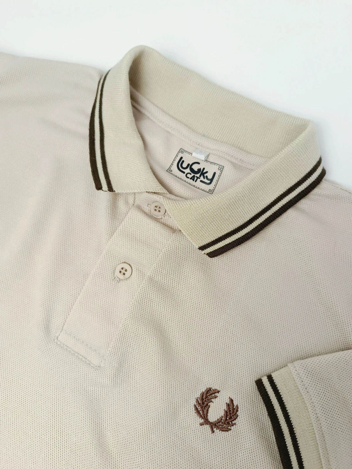 Camisa polo beige con líneas cafe 