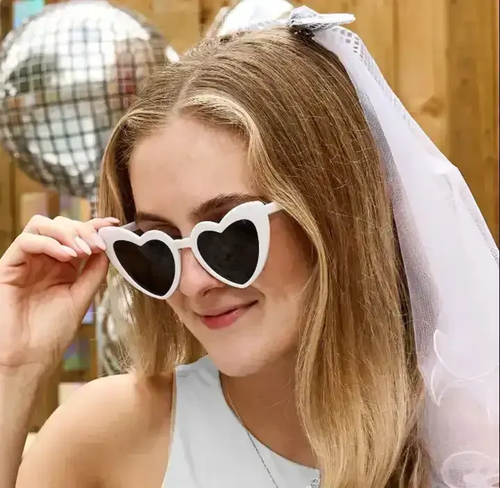 Anteojo acrilico rayban forma corazon blanco  2