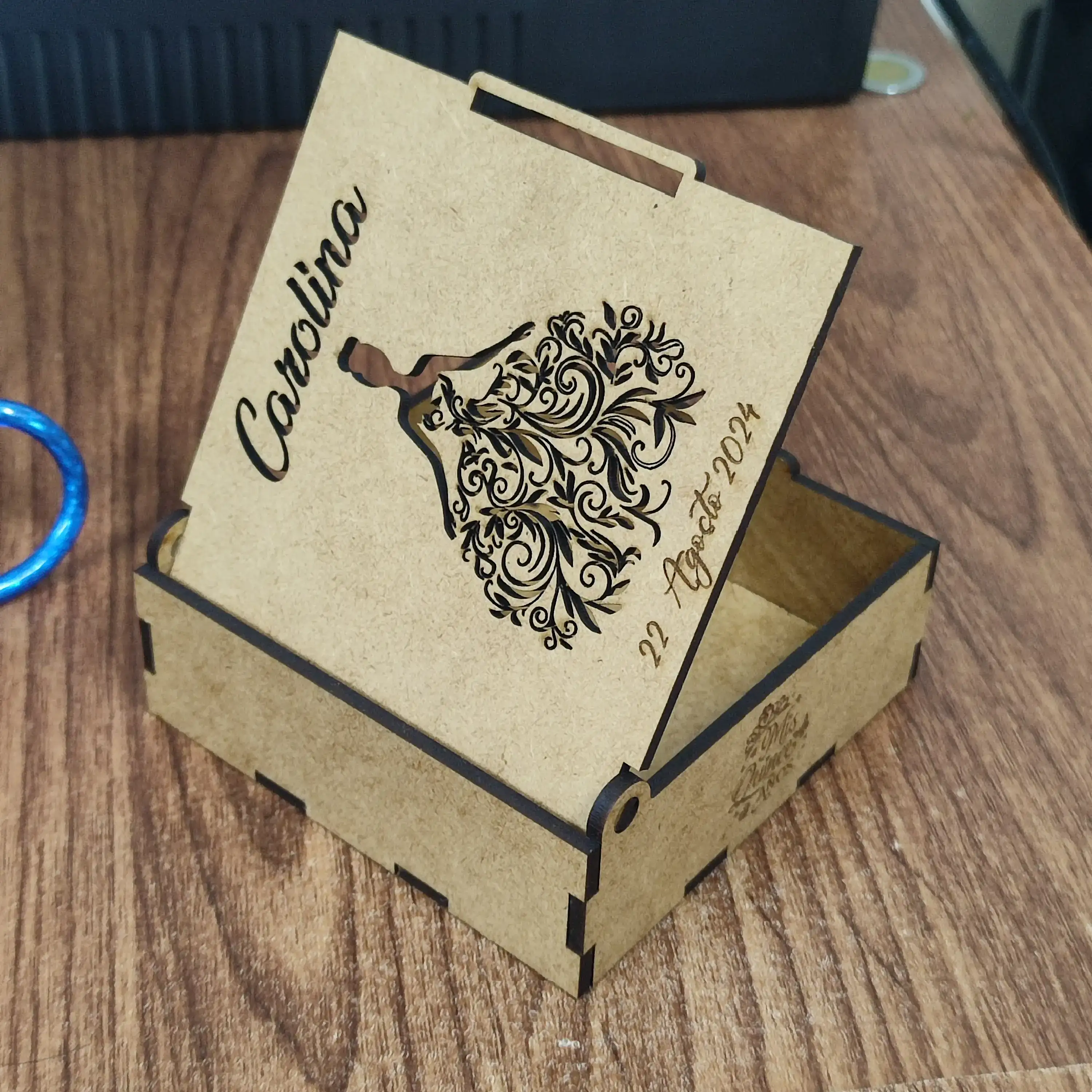 Caja para recuerdo 10cm x 10 x 4 cm con corte laser  3