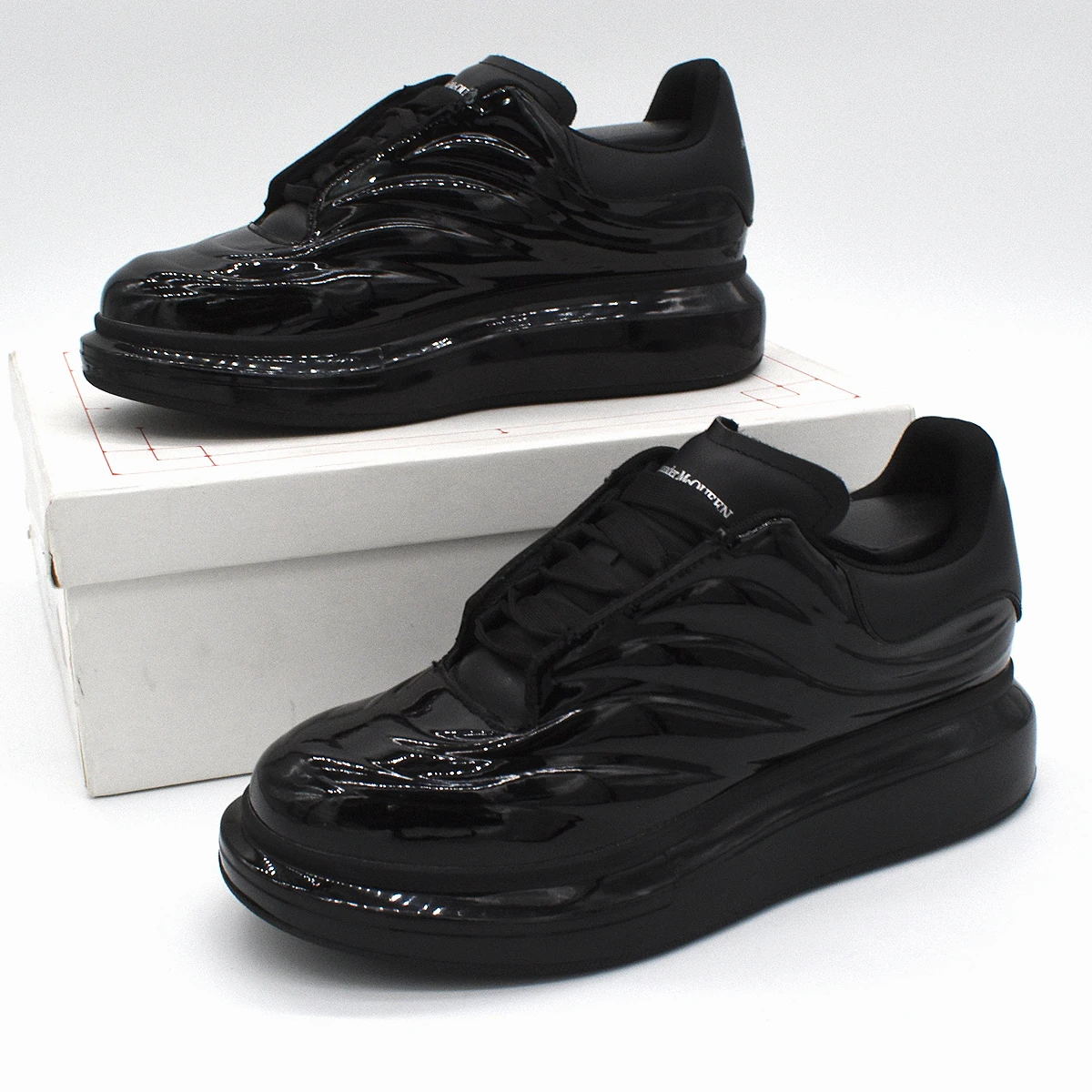 Alexander McQueen Oversized en negro brillante 4