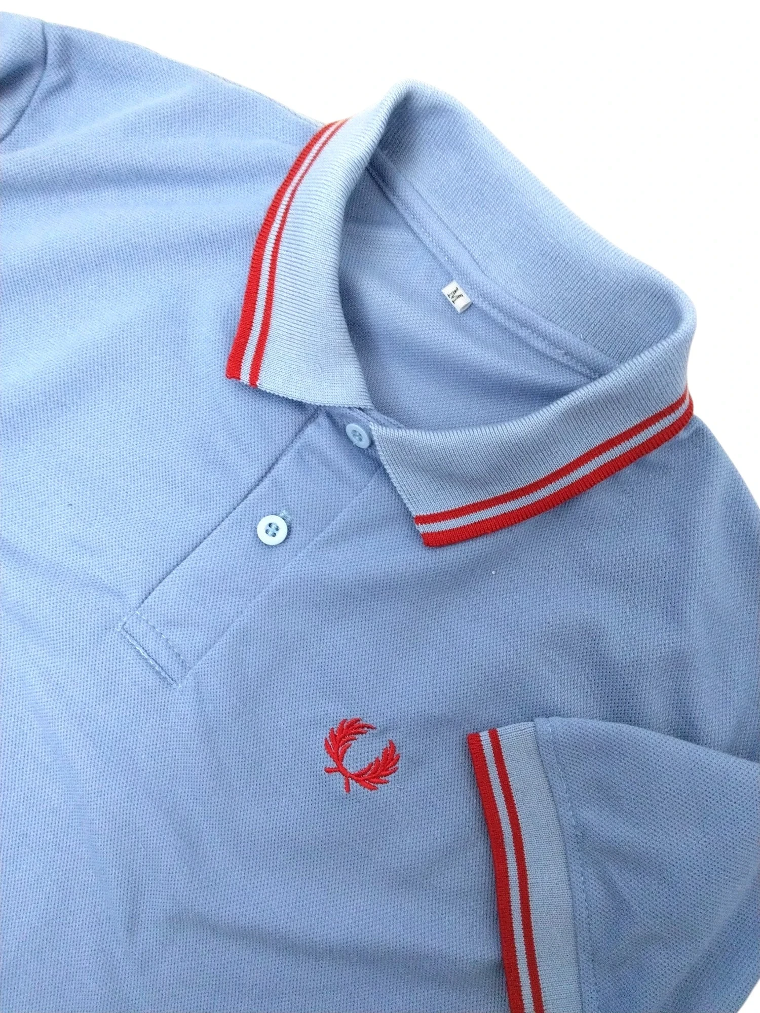 Camisa polo azul claro con rojo 