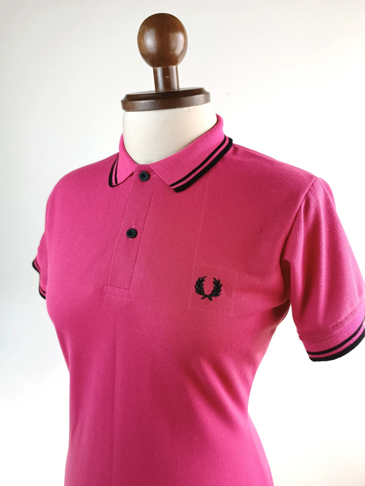 Camisa polo fucsia con negro 