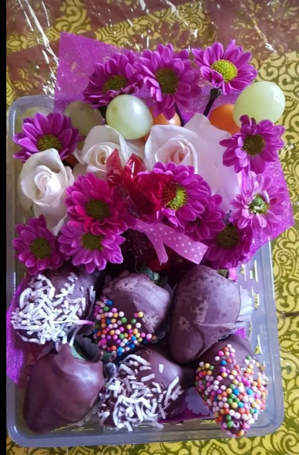 Canasta flores y frutillas chocolatadas