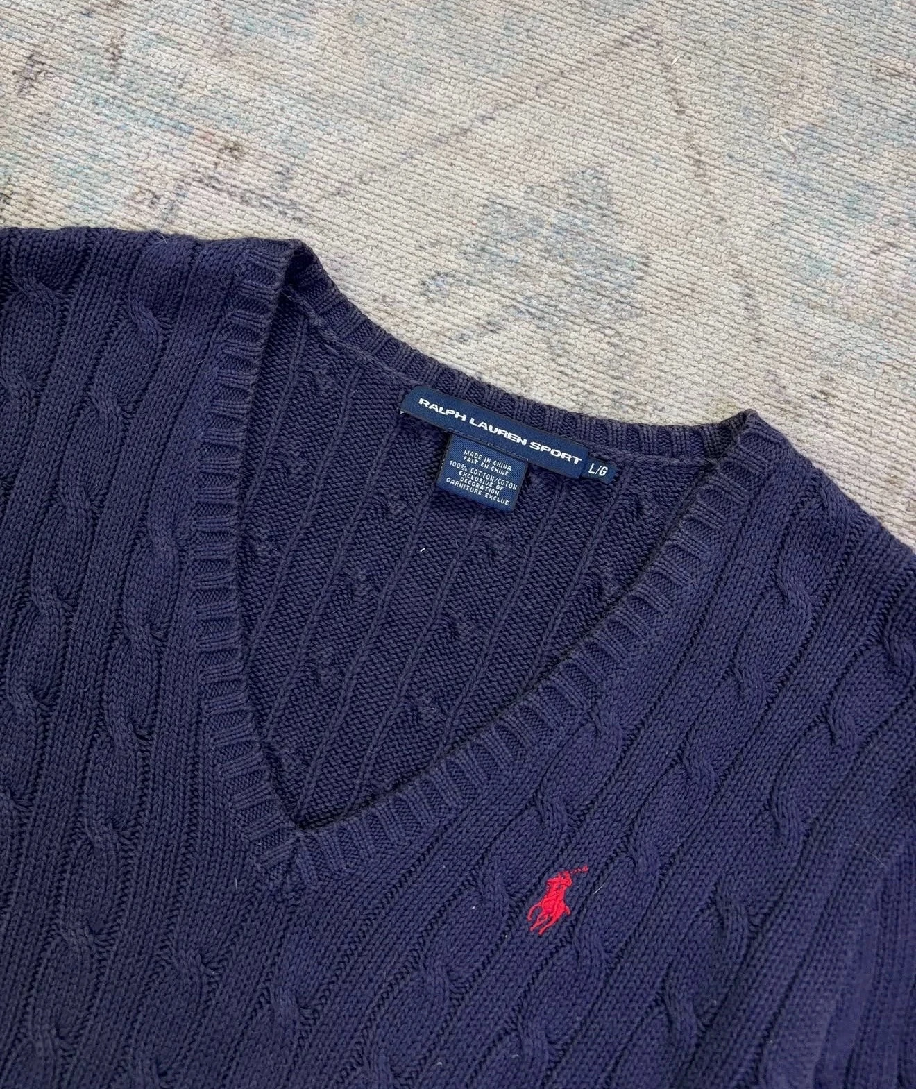 Suéter cable-knit Ralph Lauren Sport azul marino con escote en V con desgaste de color  2