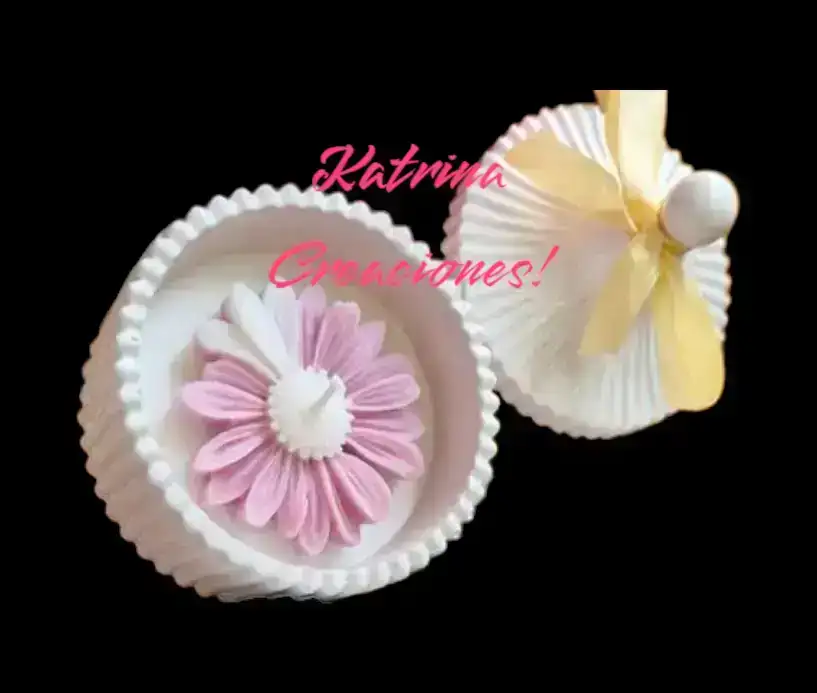 Velas de soja y margarita en recipiente de yeso. 2