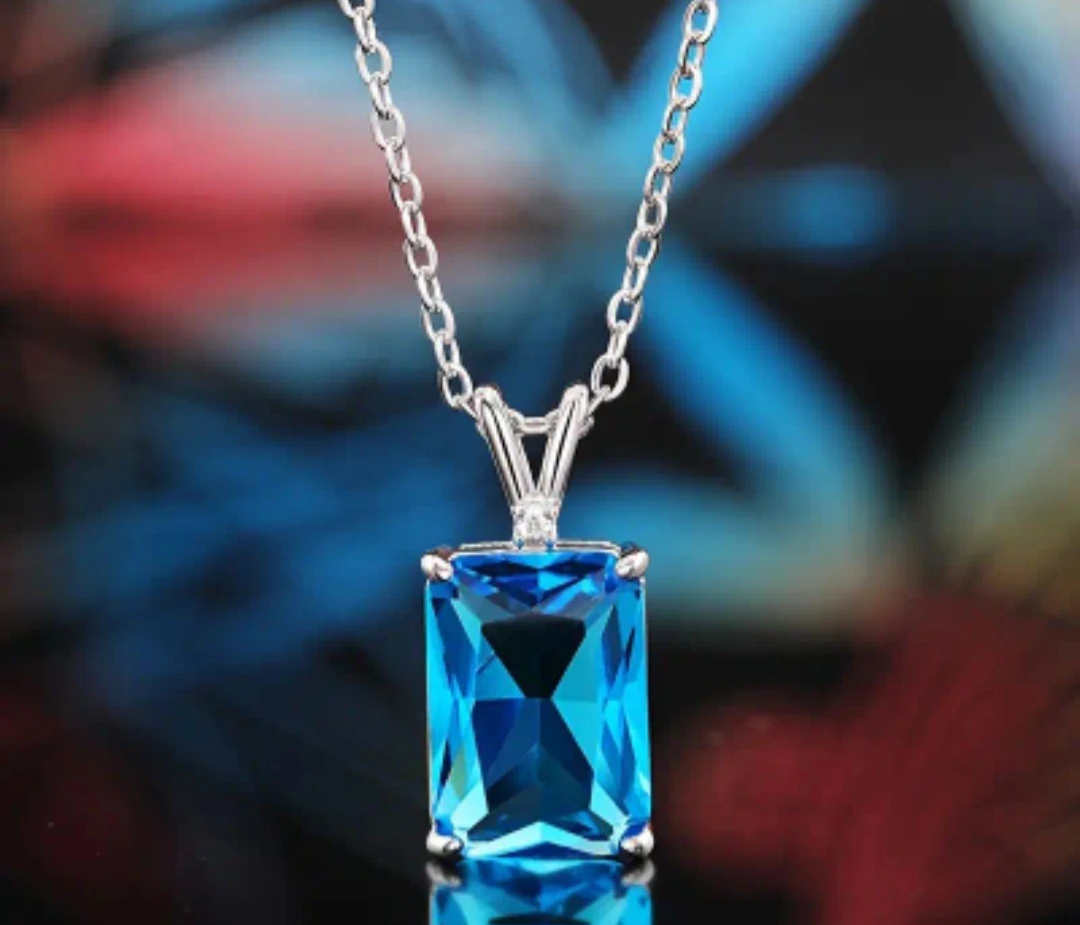 Dije con cadena 