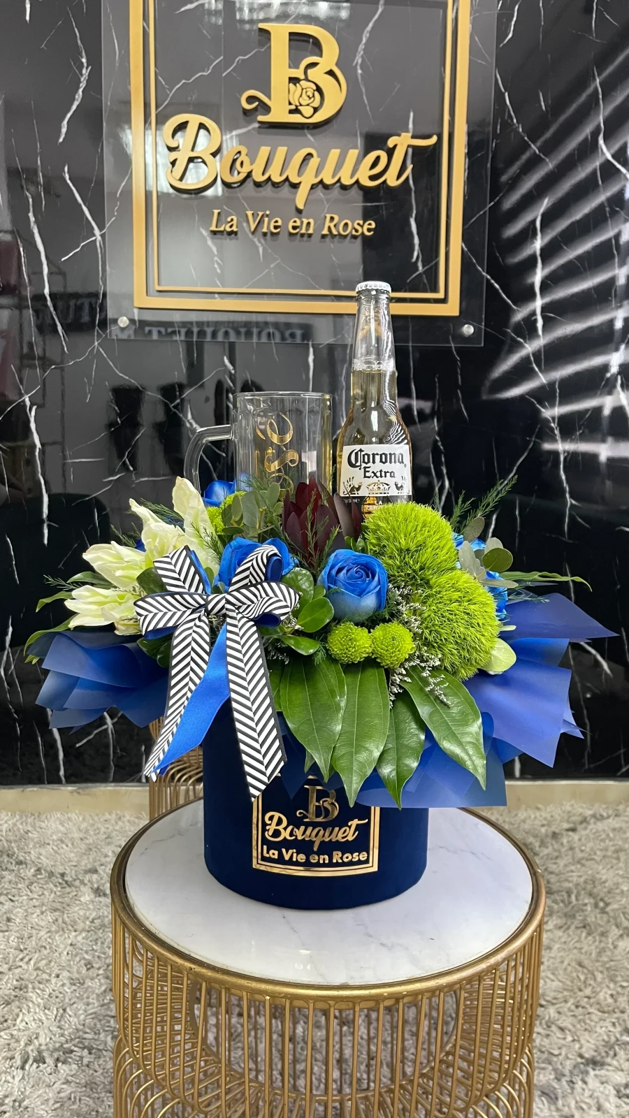 Bouquet mediano con rosas, cerveza y vaso