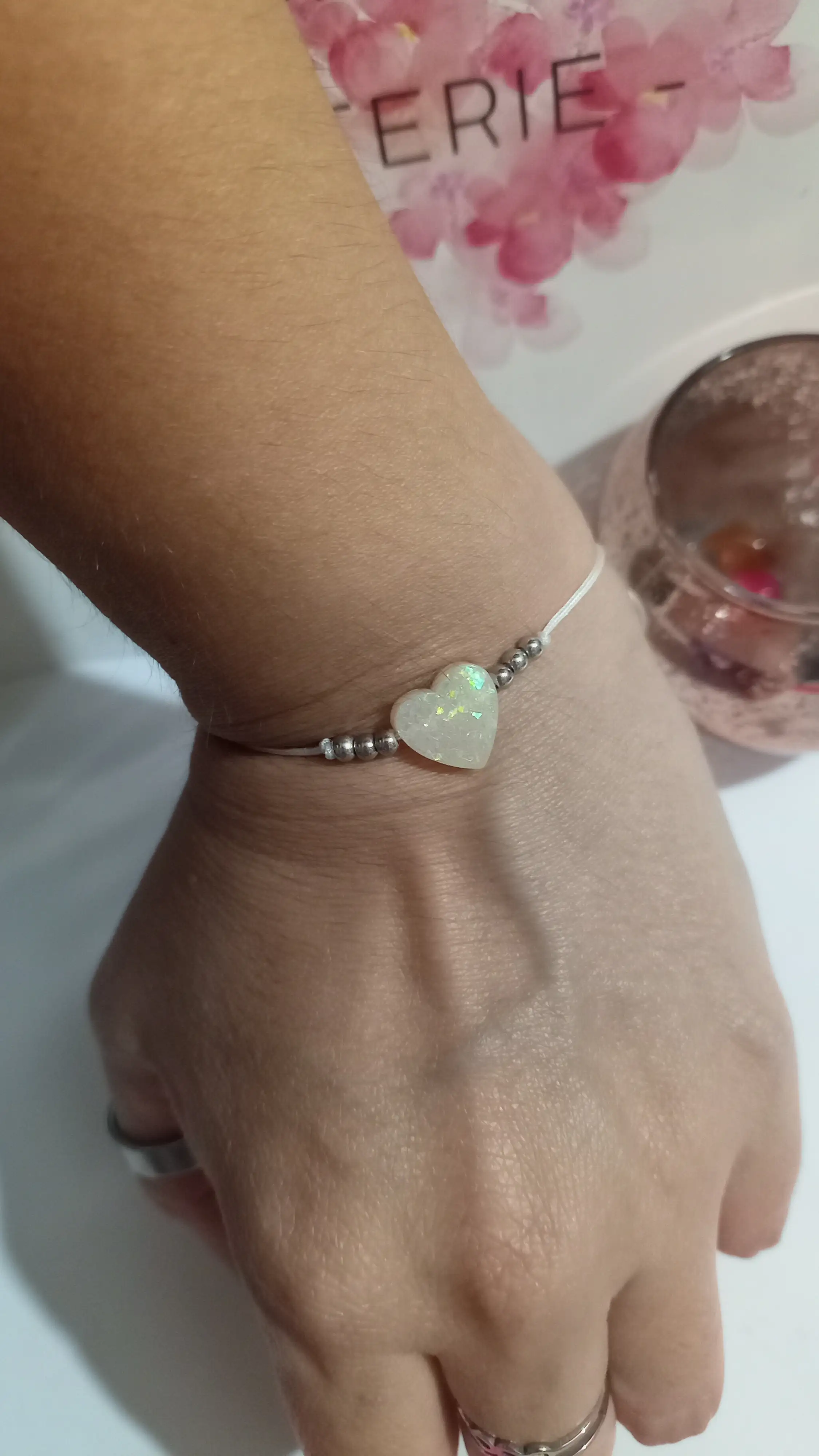 Pulsera de hilo con dije corazon blanca