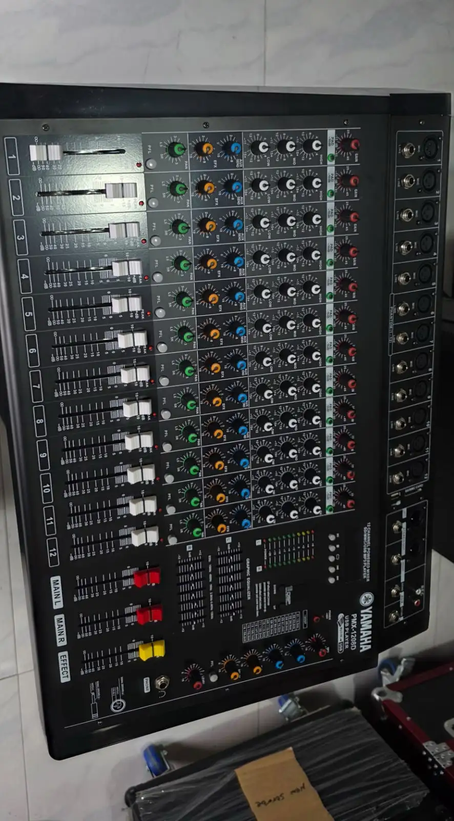 CONSOLA POTENCIADA YAMAHA PMX-1208D                   PRECIO 2900BS!!!.       PEDIDOS: ........ Yamaha PMX-1208D. mezcladora con amplificador de 12 canales diseñada para uso profesional en escenarios.  Cuenta con una interfaz USB, lo que permite la reproducción de archivos de audio digitales y la conexión a una PC o Mac.  Incluye múltiples entradas para micrófonos e instrumentos, así como ecualizadores de 3 bandas en cada canal.  Dispone de un procesador de efectos digitales incorporado con 16 tipos de efectos, como reverb y delay.  La mezcladora tiene una potencia de 350W por canal.  Puede encontrarse en plataformas de venta en línea, con precios que varían según el distribuidor.