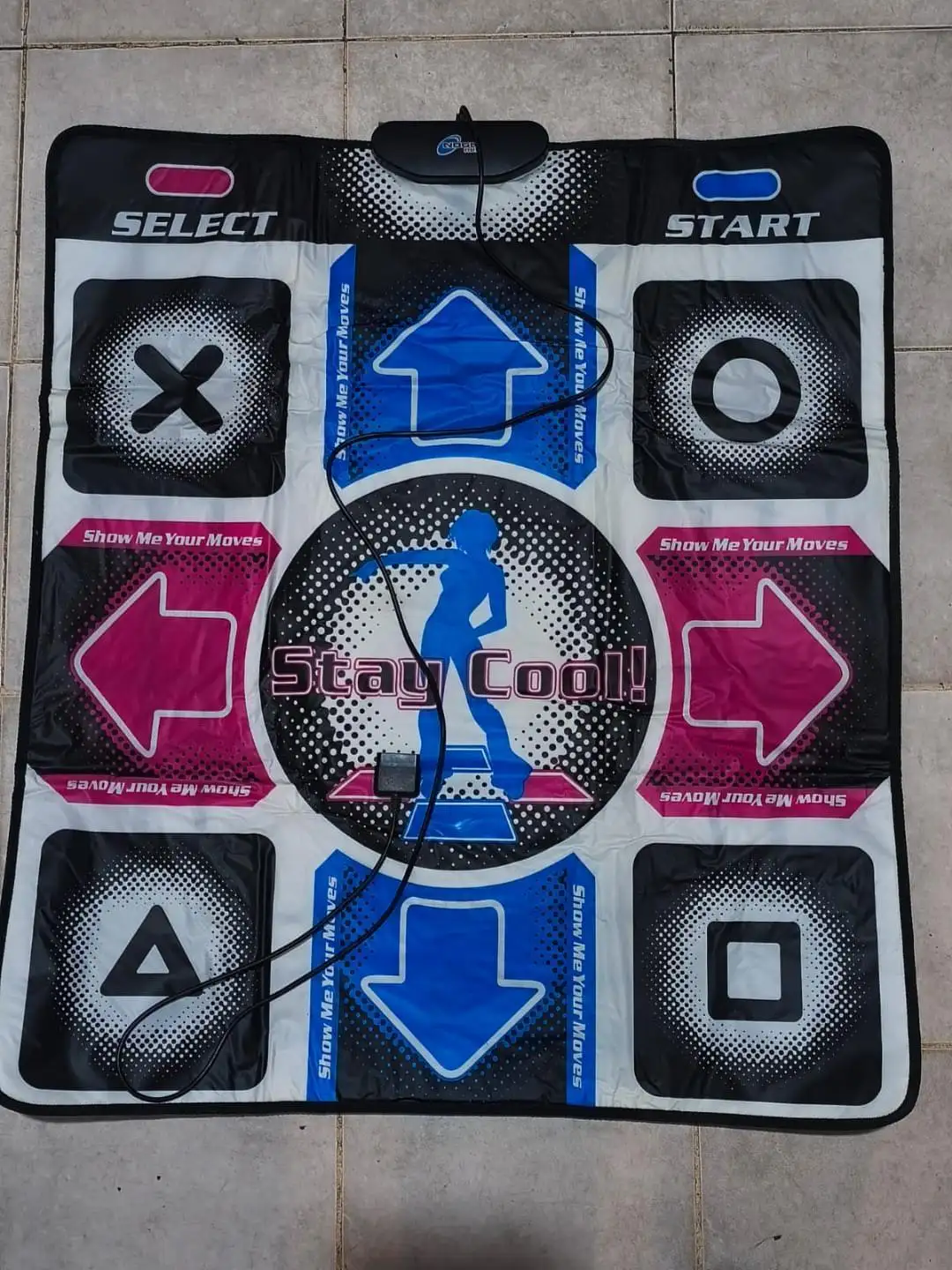 Alfombra de baile PS2 exelente estado, la caja está un poco deteriorada por estar guardado, tiene solo 2 usos