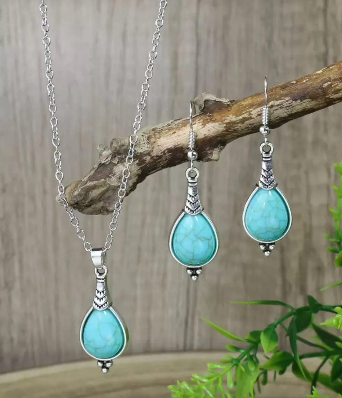 Pendientes y cadena con diseño de Gota