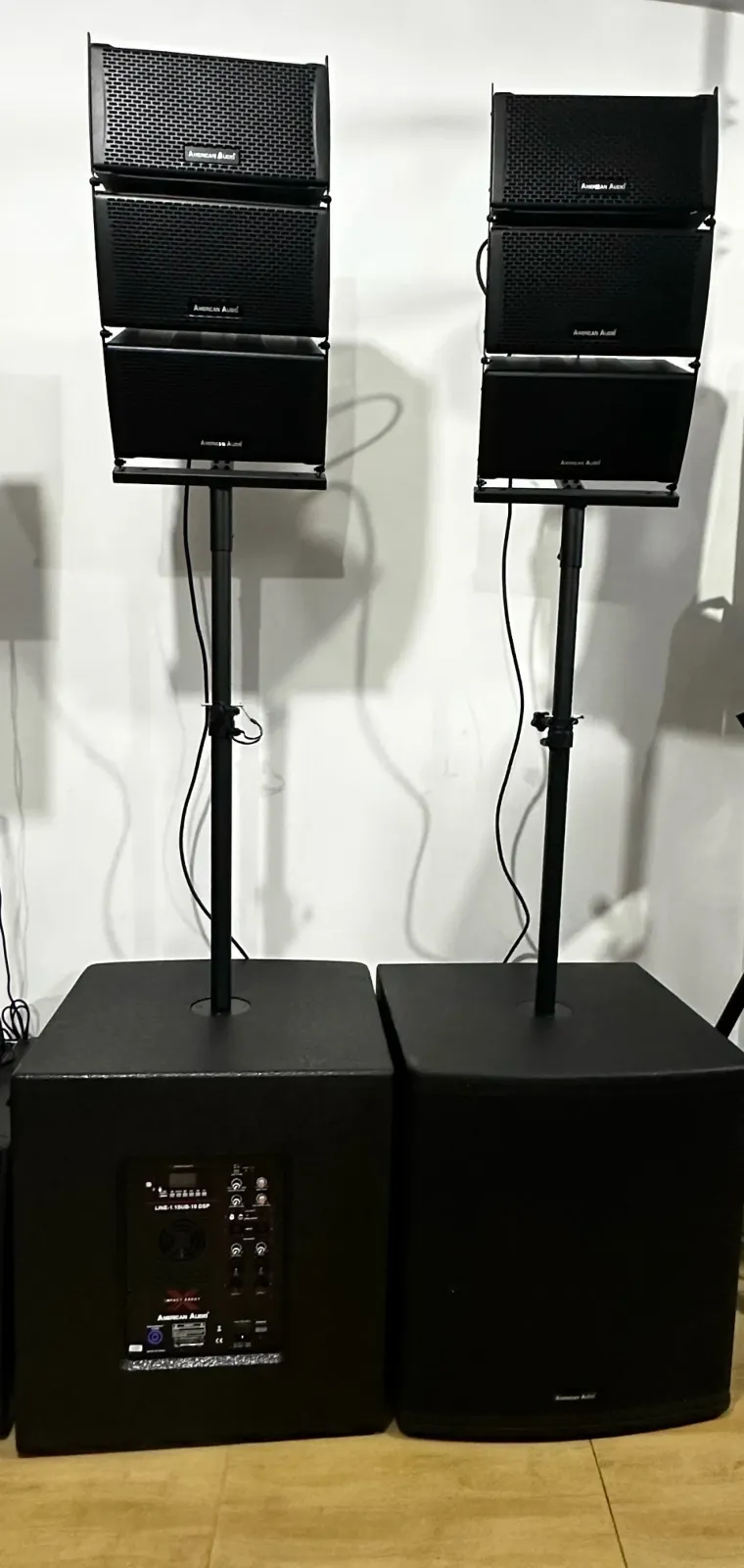 LINE ARRAY AMERICANA AUDIO BAJOS ACTIVOS 18" DELPAR DE COLUMNAS: 15,200bs  PEDIDOS: 69442828  PEDIDOS POR MAYOR: 69482978  INCLUYE:  2 BAJOS ACTIVOS DE 18" AMERICAN AUDIO  6 MEDIOS ARRAY CADA MEDIO 6" 1/2 2 PEDESTALES METALICOS  CABLES DE CONECCION  ENTRADAS:  USB-BLUETOOTH-SD-RCA-AUXILIAR 2 ENTRADAS DE MICROFONO - SISTEMA ECCO REGULABLE  💥SUB CROSSOVER💥 2 ENTRADAS EN CANON  2 SALIDAS EN CANON  5