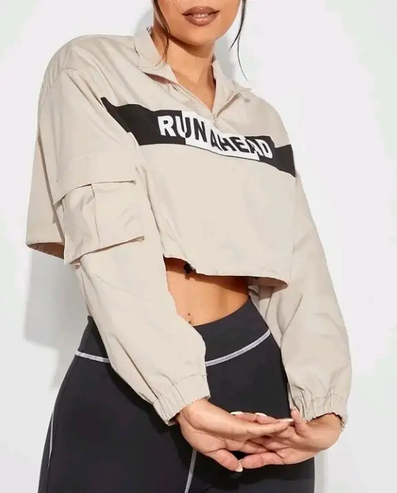 Casadora deportiva con letras 