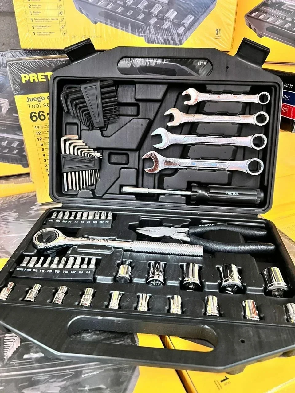 Juegos de herramientas tool set 66 piezas  4