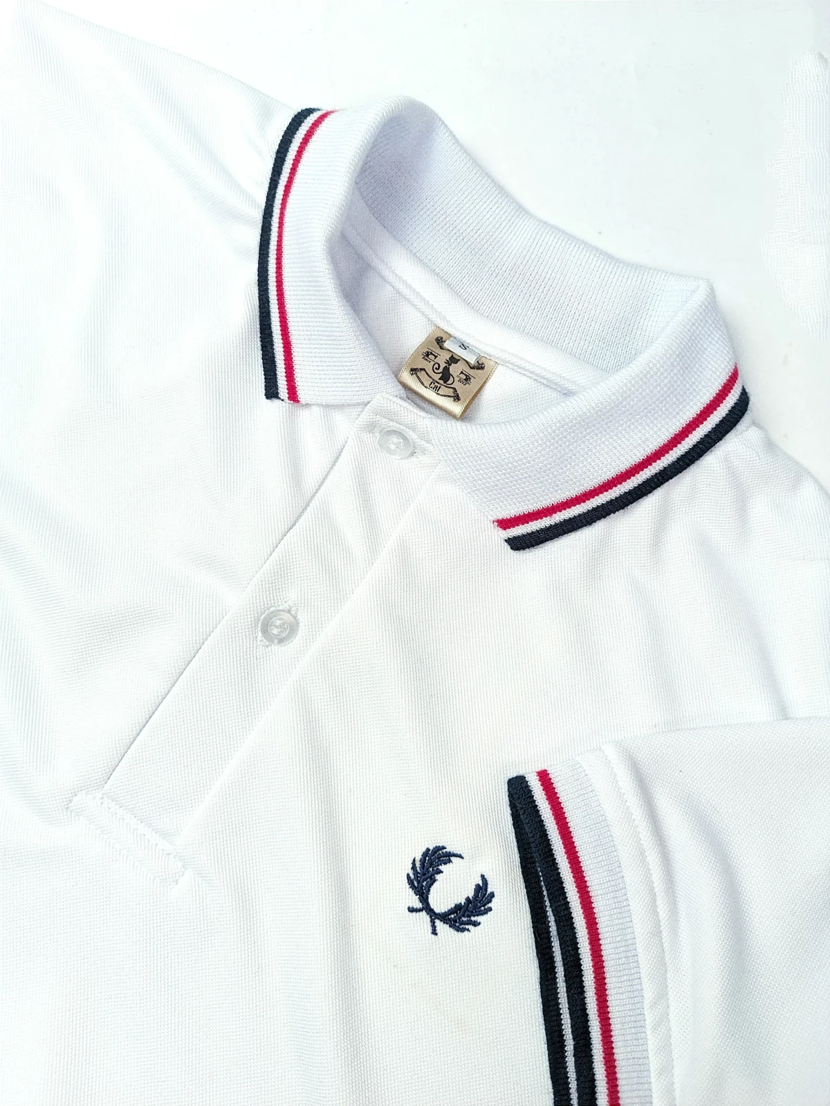 Camisa polo blanca con azul oscuro y roja