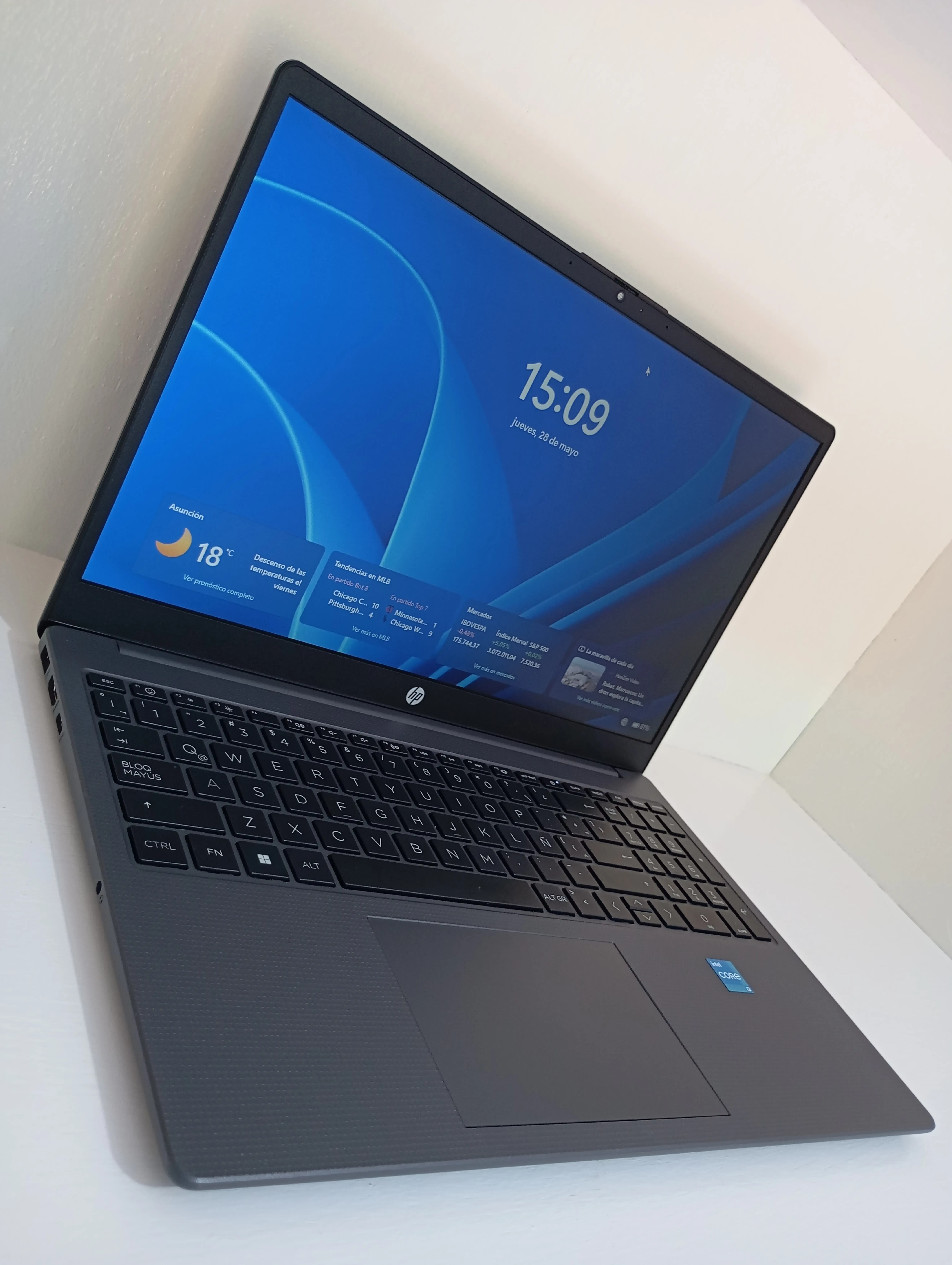 HP Core i3 Gen 13 Semi Nueva 8/512 Gris Sin detalles c/Cargador Original  2
