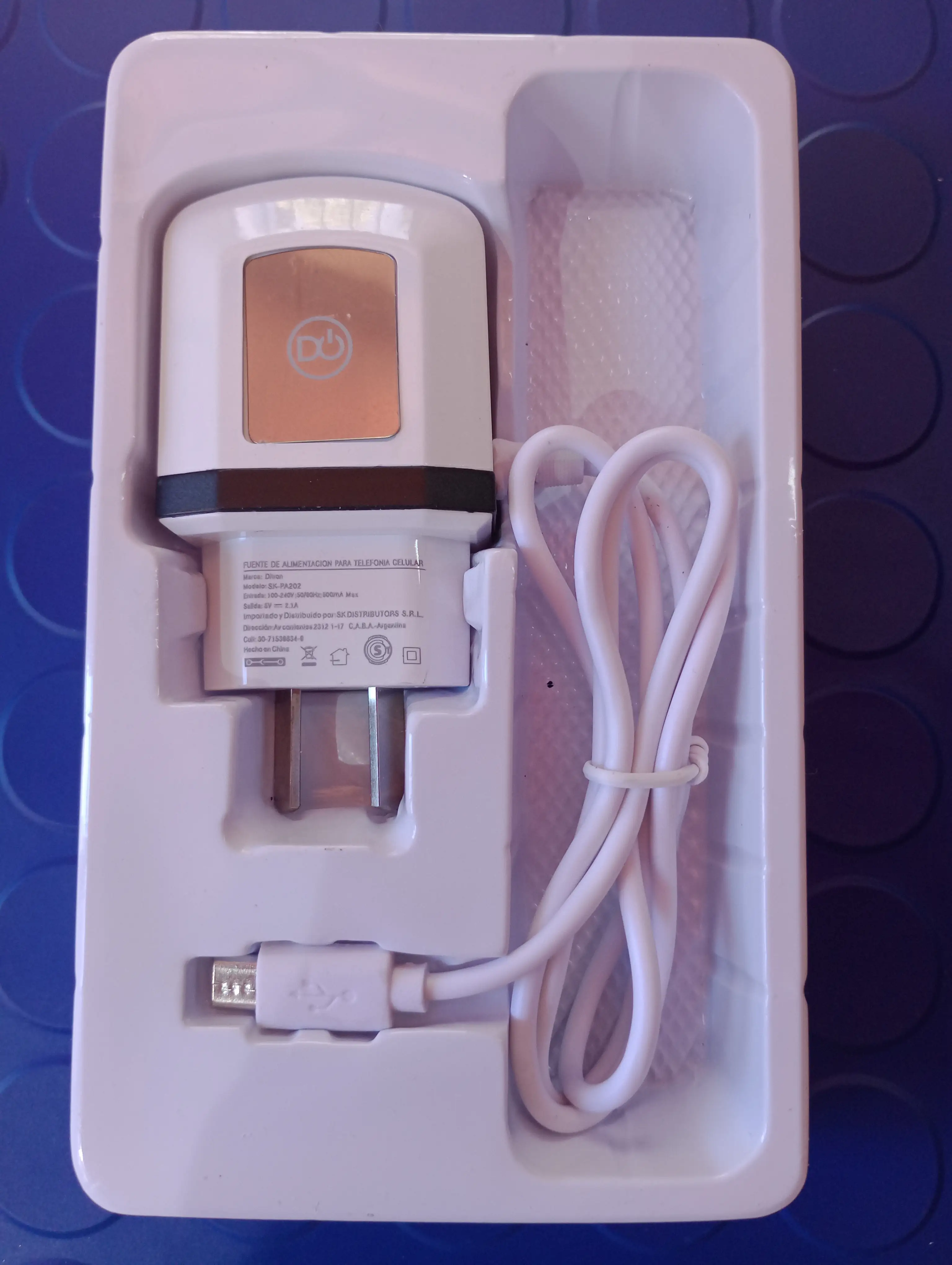 Crgador celular ditron carga rapida 2.1 A + 2 usb v8 2