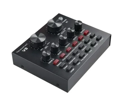 Interface tarjeta consola de sonido V8 podcast  PEDIDOS: 69442828 CONSOLA V8 Audio Externo USB Auricular para Micrófono Transmisión en vivo Tarjeta de sonido para teléfono móvil Computadora PC Característica: 1. 112 tipos de sonido eléctrico, 18 tipos de efectos de sonido, 6 tipos de modos de efectos. 2. Ajuste de tamaño de reverberación, ajuste de volumen del micrófono, ajuste de graves altos, control de volumen de grabación, control de volumen de música, control de volumen de monitoreo (función de auricular). 3. Admite el uso de la computadora del teléfono móvil, admite el uso de un solo auricular. 4. 7 tipos de métodos de conexión: un teléfono celular K canción en vivo, doble teléfono celular en vivo, tres teléfonos móviles en vivo, teléfono móvil computadora en vivo sincrónico, una computadora en vivo, acompañamiento de computadora teléfono celular en vivo, entrada de instrumento teléfono celular en vivo.  5. Función de Bluetooth.  Especificación: Batería: batería recargable de iones de litio Material: metal De color negro Tamaño del producto: 125x105x25 mm / 4.92x4.13x0.98 '' Peso: 467g  Nota: Puede haber una diferencia de 1 a 3 mm debido a la medición manual. Debido a las diferentes pantallas y luces, es posible que la imagen no muestre el color real del artículo. Gracias por su comprensión.  Paquete incluido:  1 x tarjeta de sonido 2 x cables de audio 1 x cable USB 1 x manual de usuario en inglés 3