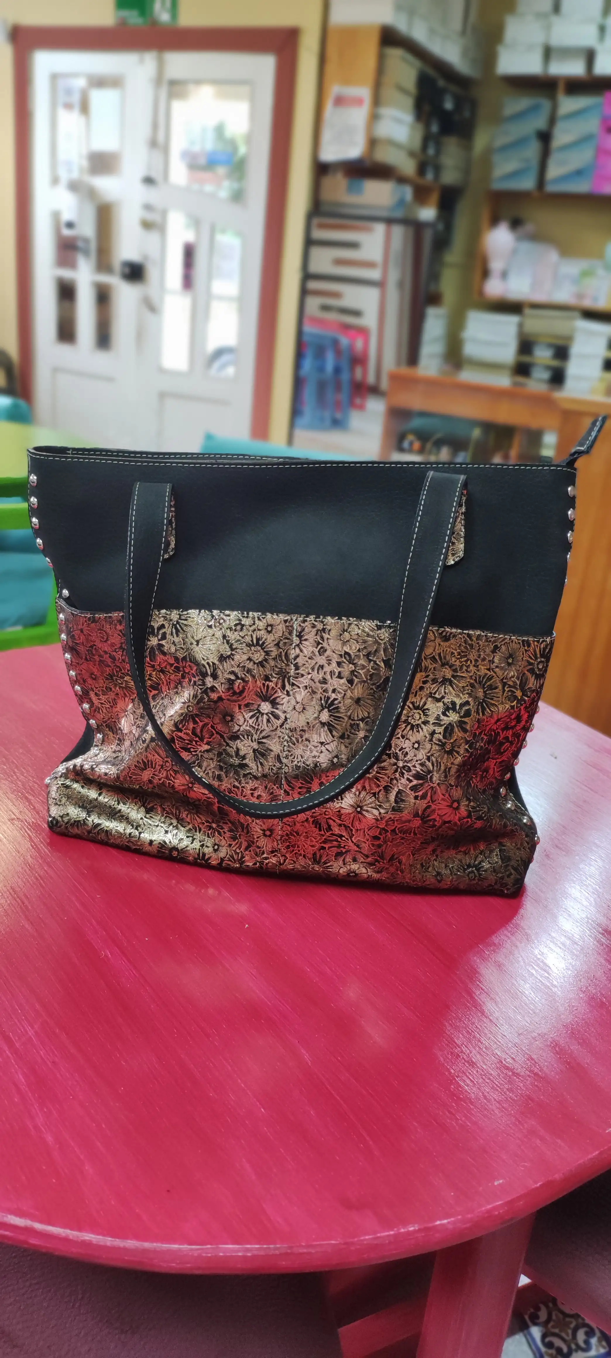 Bolso negro con rosa gold
