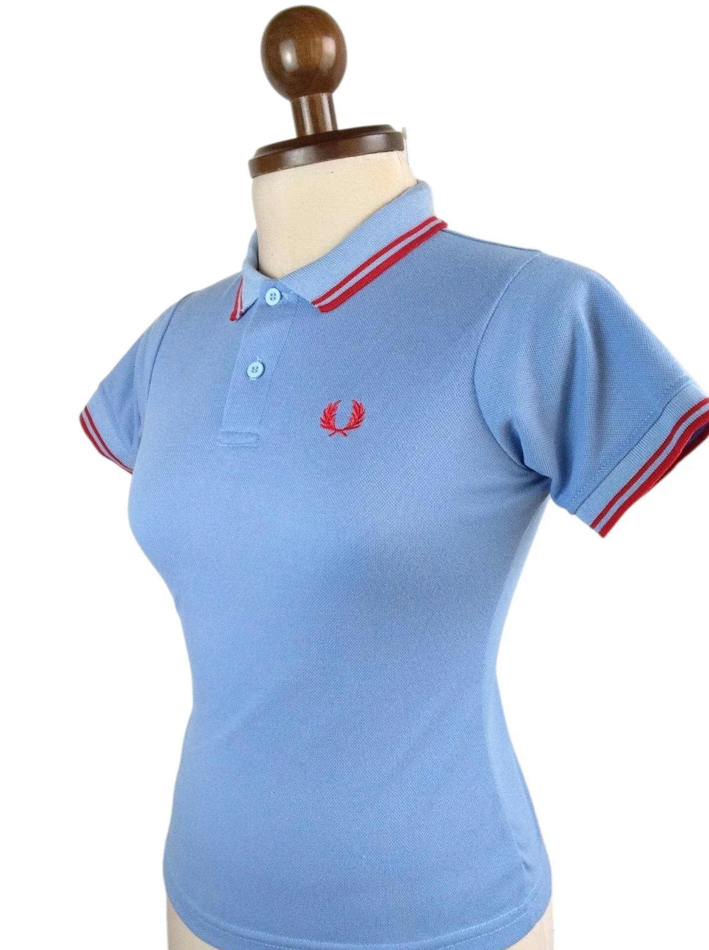 Camisa polo azul claro con lineas rojas 