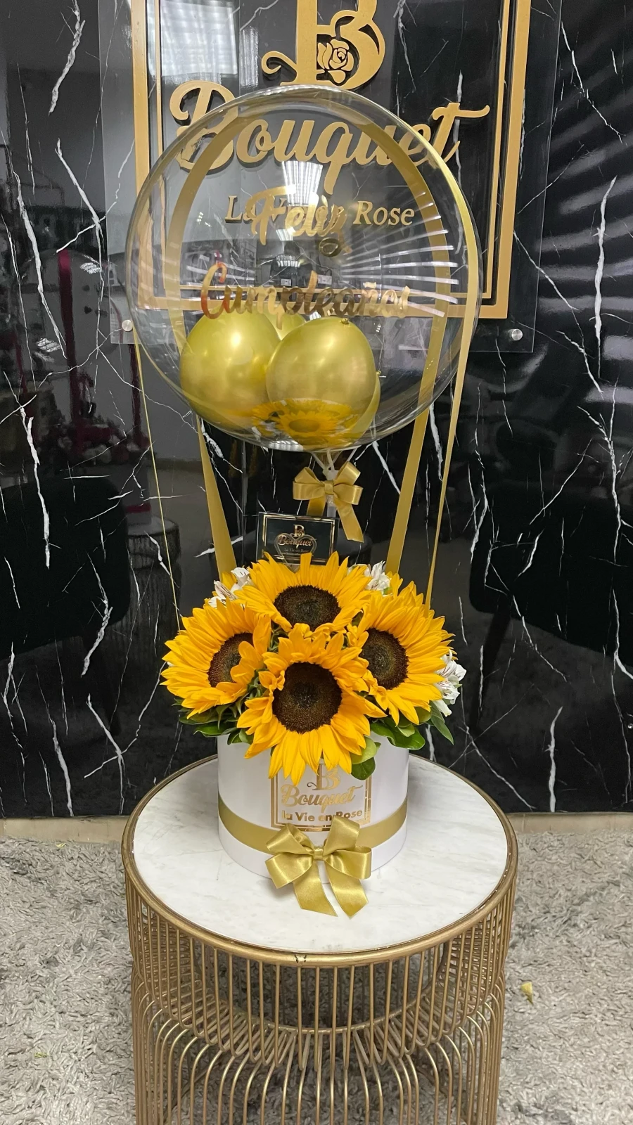 Bouquet mediano con globo personalizado  2