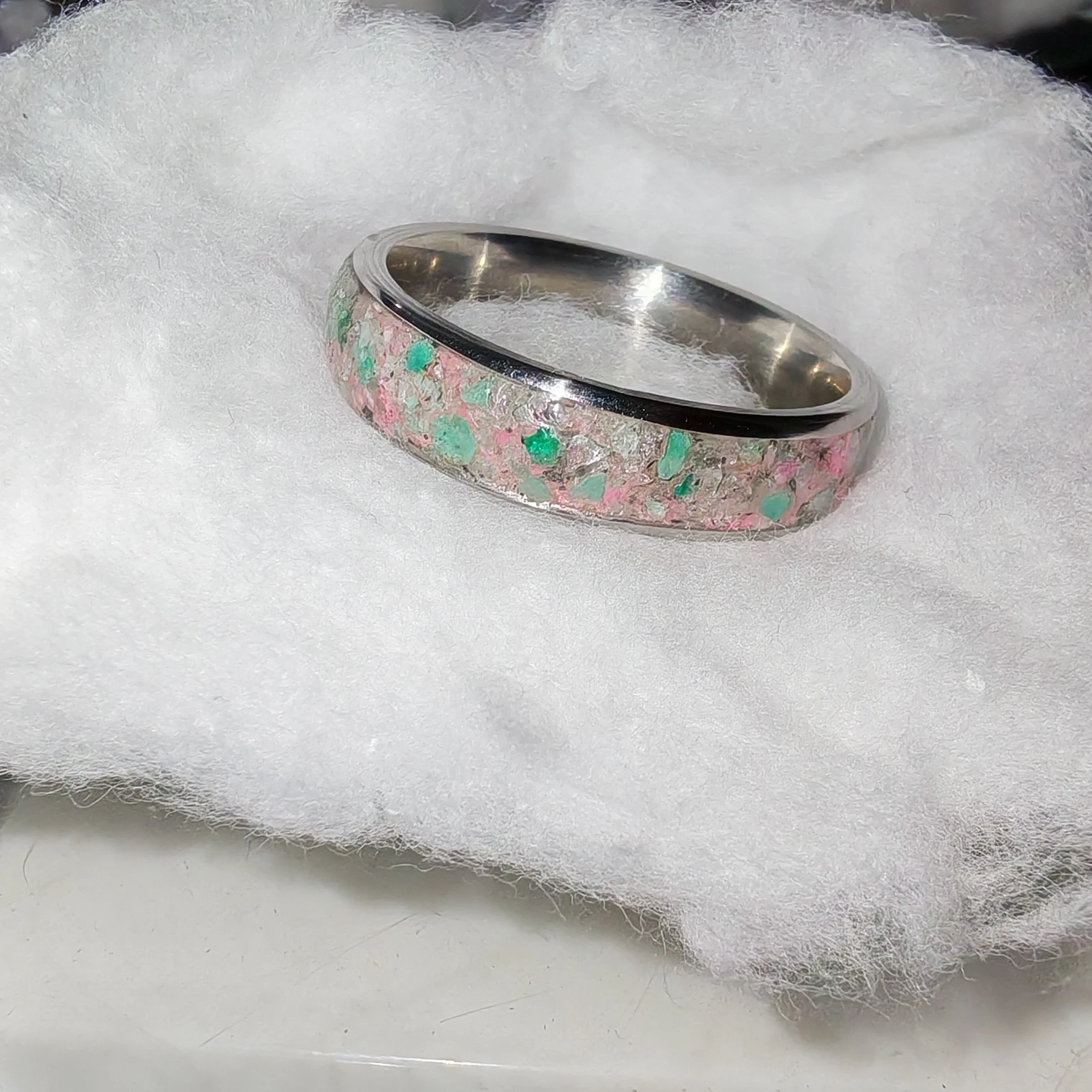 Anillo Cyberpunk de Esmeraldas con Escamas de Mica Rosa  6