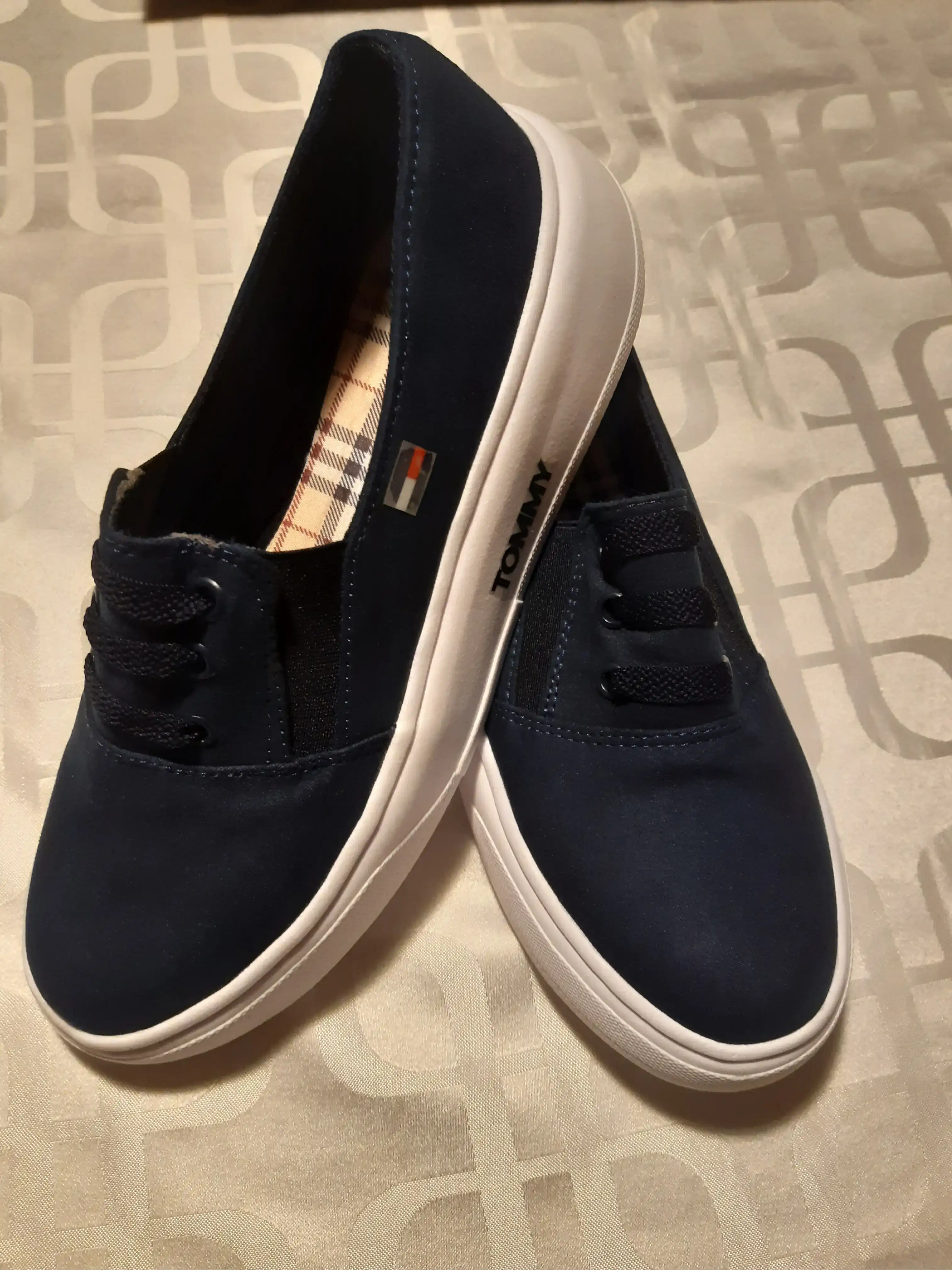 Zapato azul, blanco, rojo con cordon