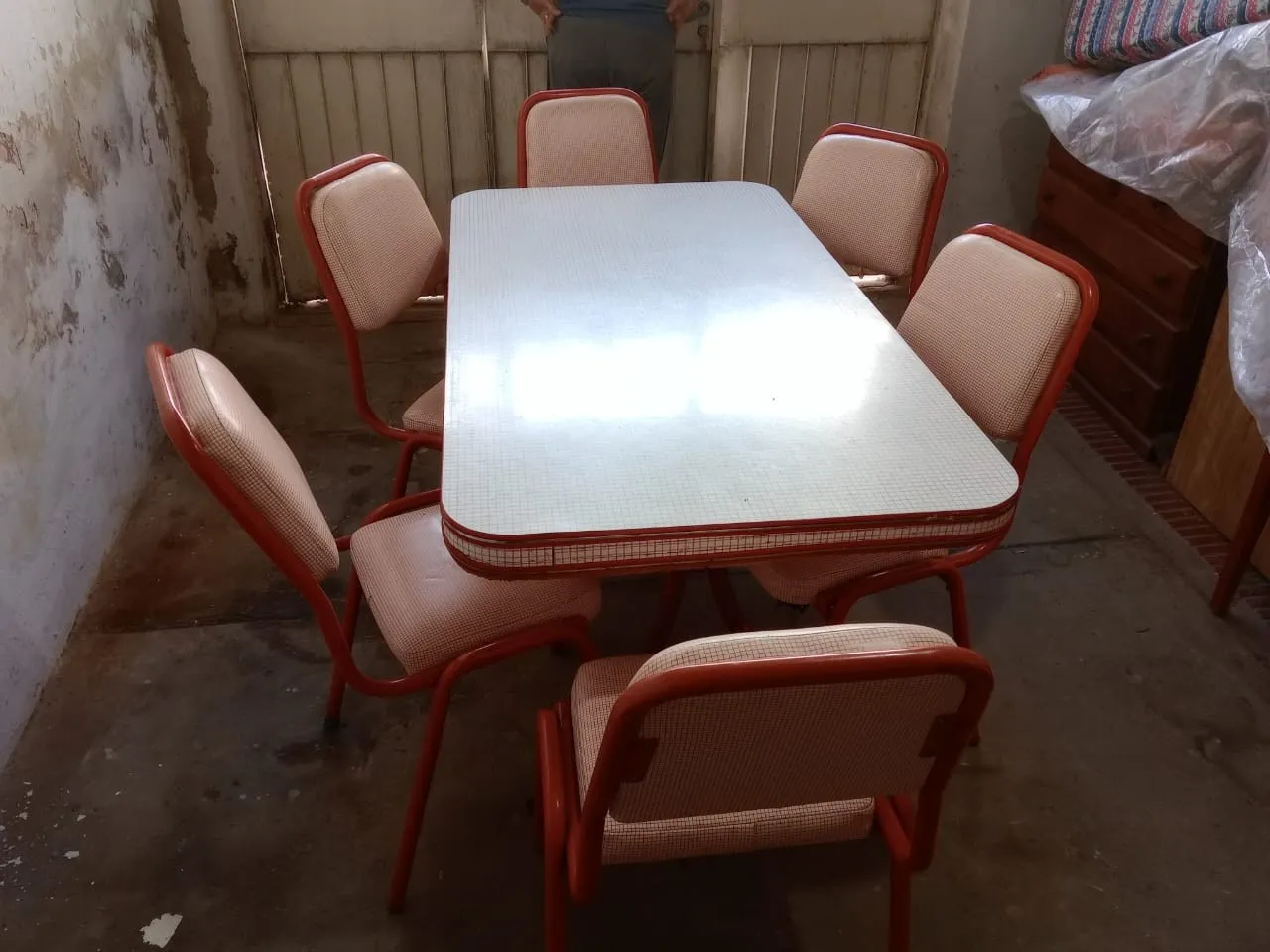 Mesa de  Formica y 6 sillas de madera 2