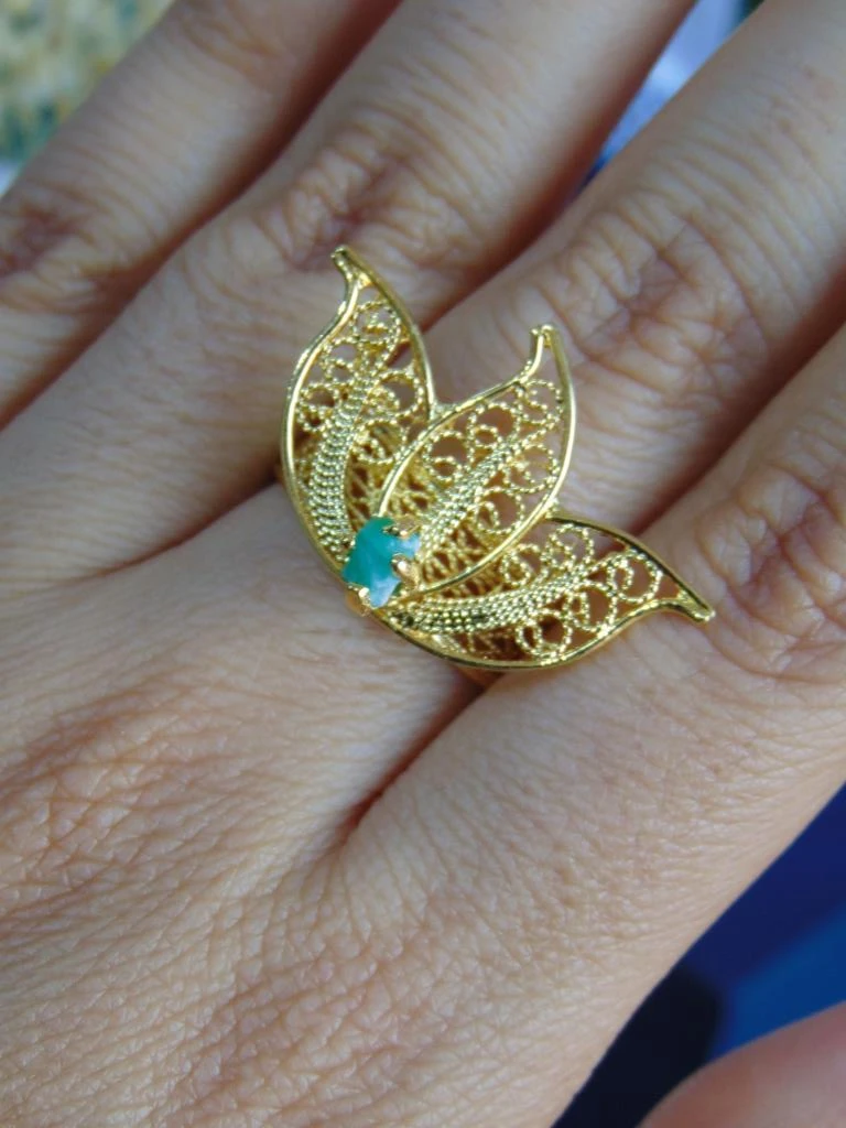 ANILLO BAÑO DE ORO 24K FILIGRANA PETALOS MURRALLA ESMERALDA 2