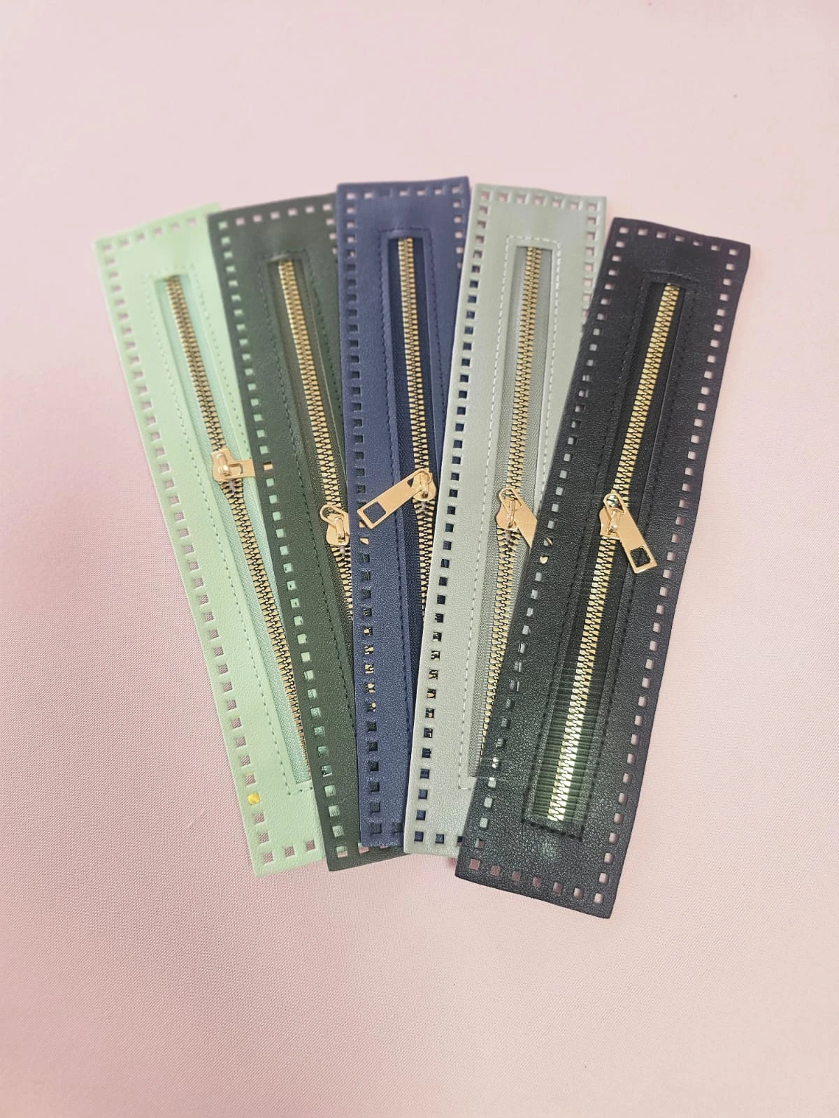 ZIPPER CON HOJALES 3