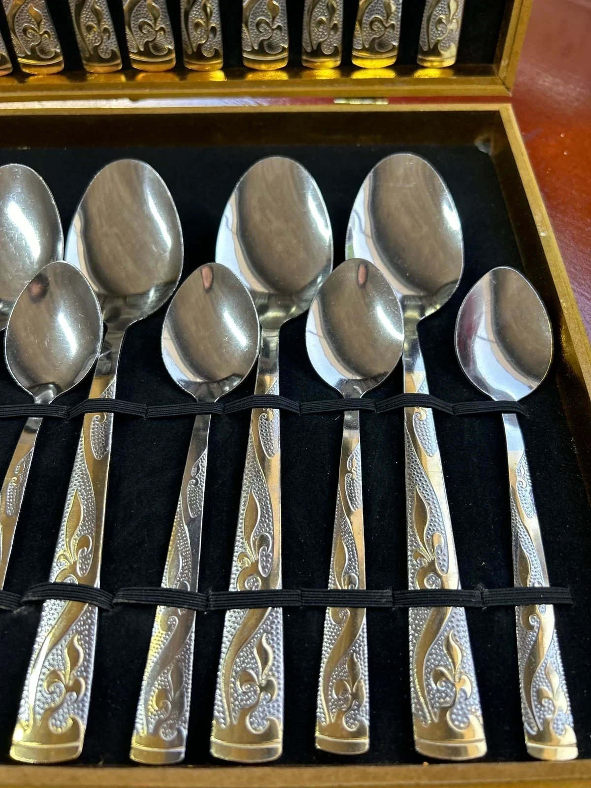 Set Juego De Cubiertos De 24 Piezas En Valija Dorada. 2