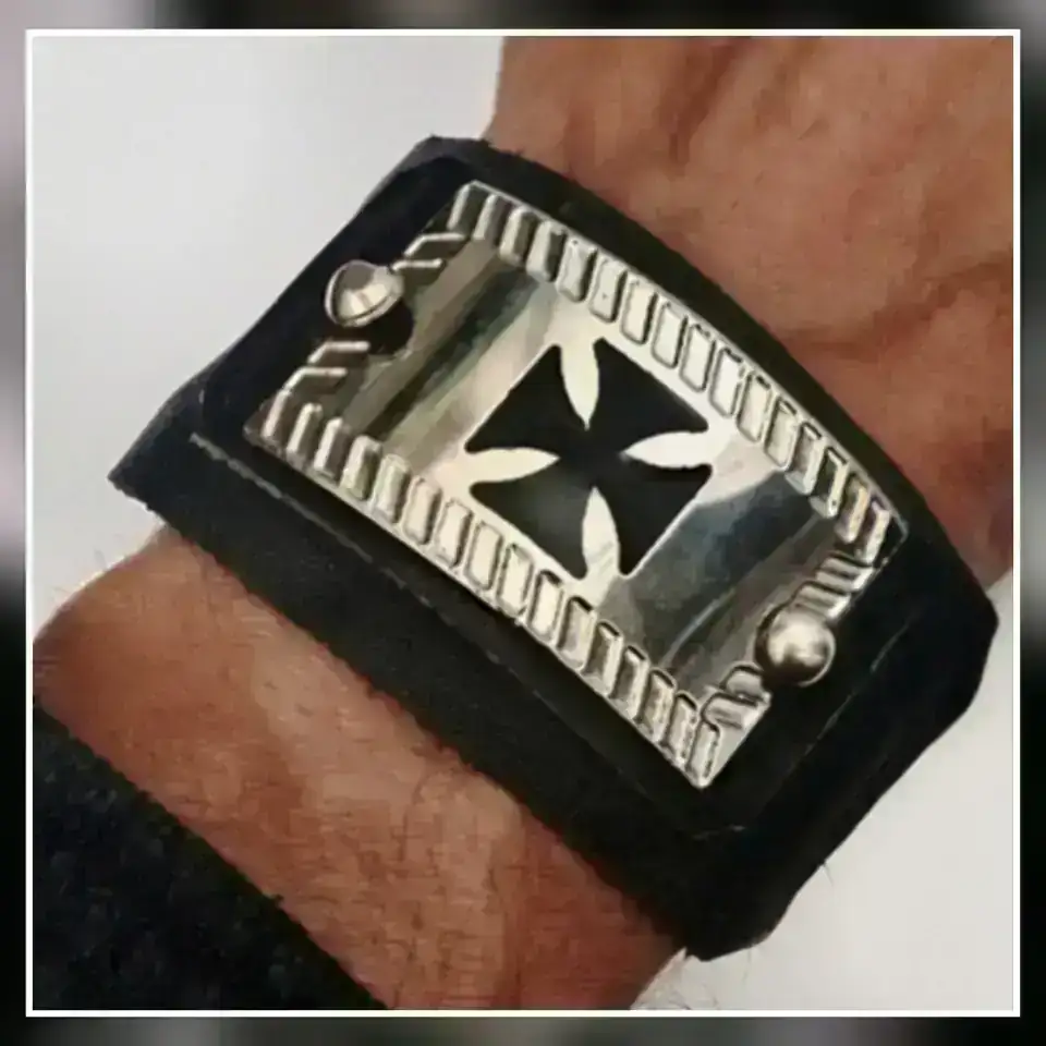 Muñequeras rockeras con puas 2