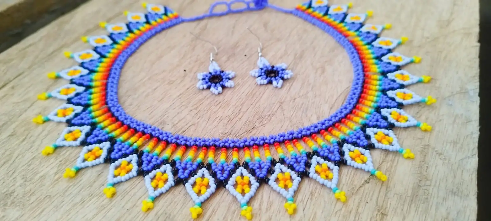 Juego de Collar y aretes en mostacillas
