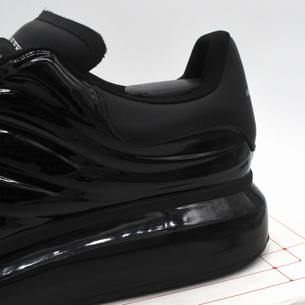 Alexander McQueen Oversized en negro brillante 3