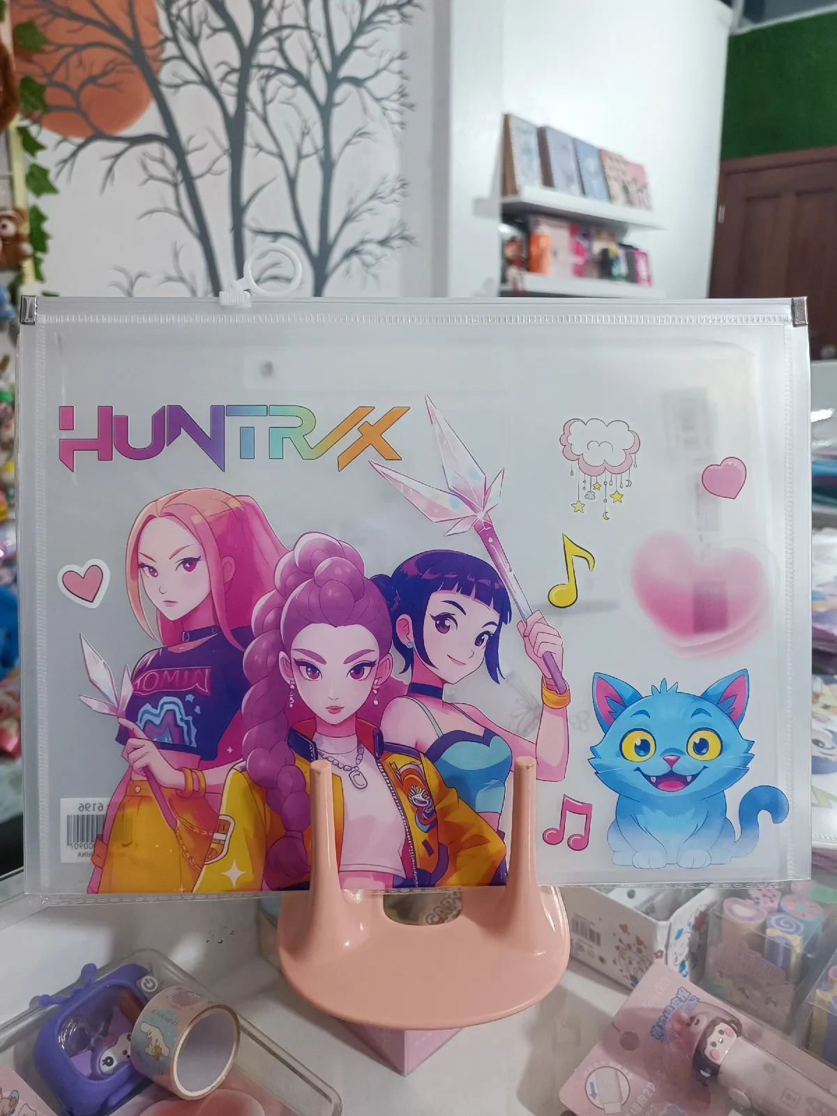 Carpeta tipo sobre. HUNTRIX. Guerreras Kpop 2