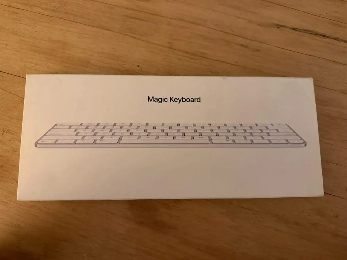 teclado sellado sin abrir es inalambrico pero tiene el cable para cargar