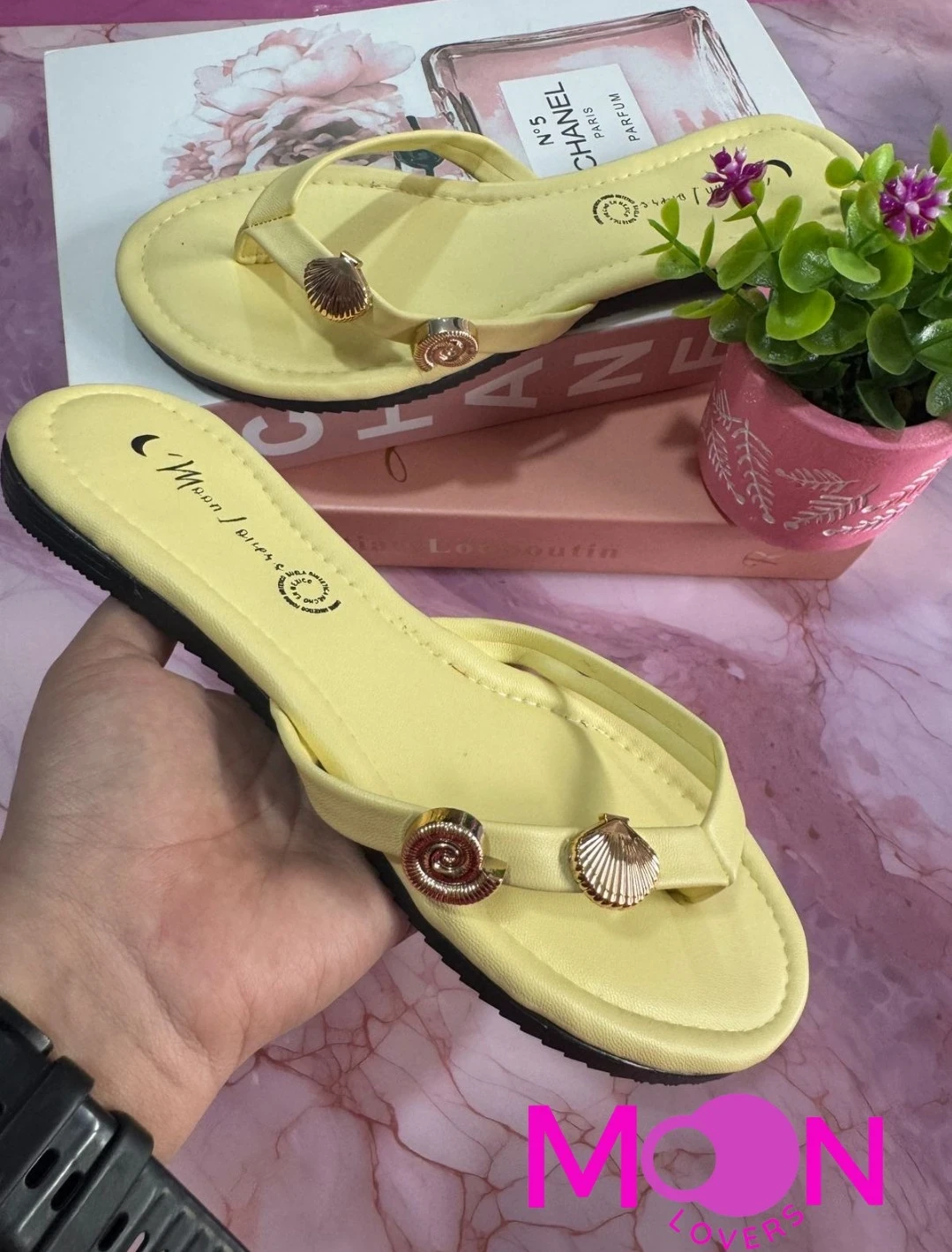 Mod.1035 Mayoreo Sandalia Amarilla con estoperoles Mar