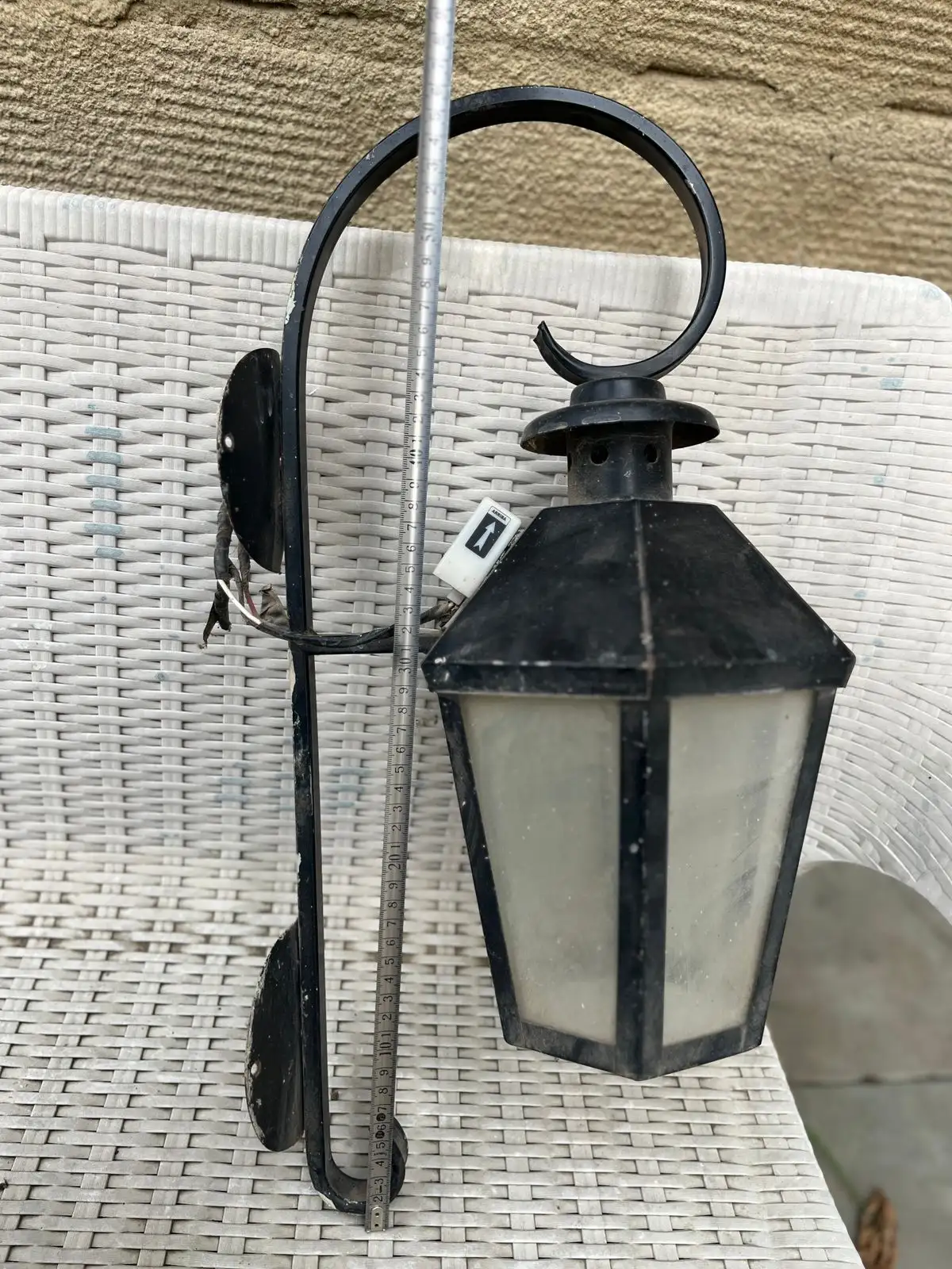 El farol mide 36 cm y el total con el “ parante” o sea el largo que lo sostiene total 60 cm Es de exterior