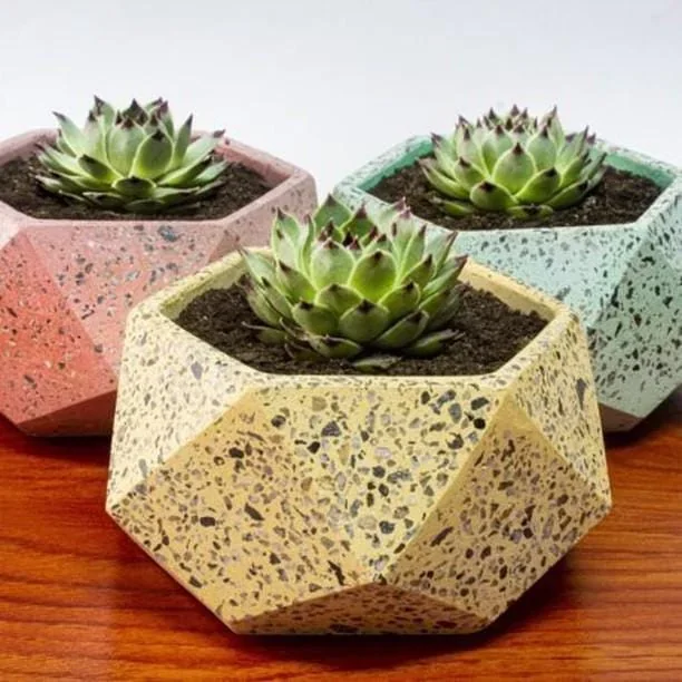 Maceta mediana cerámica geométrico diamante g con terrazo 