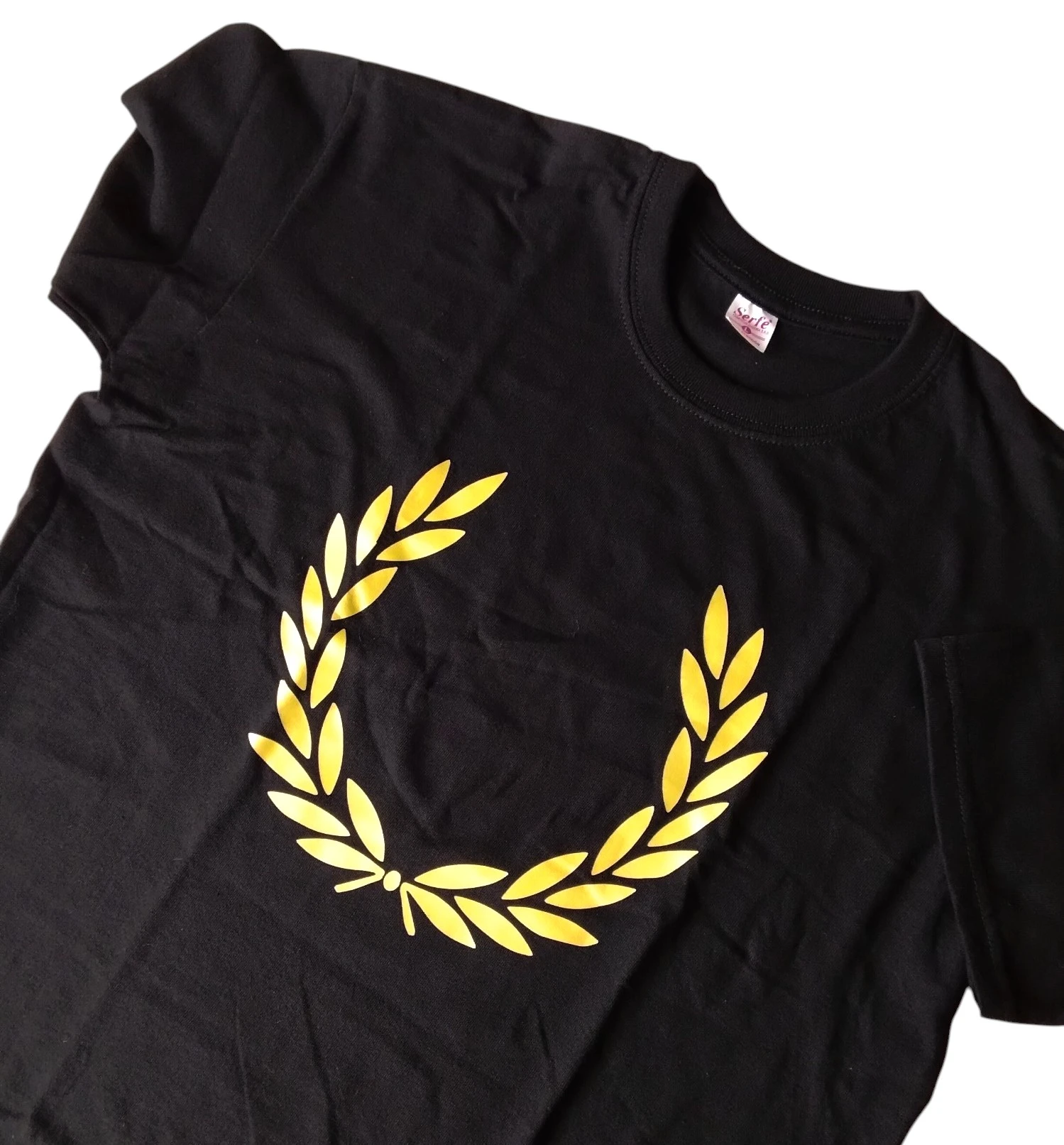 Camiseta negra estampada laurel