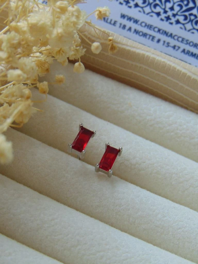 TOPOS RODIO PLATE CHISPA CUADRADA ROJO 3