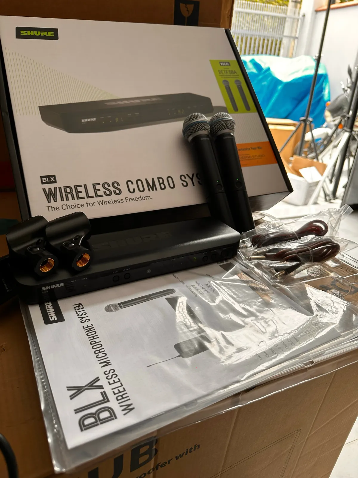 Shure BLX288/B58 PRECIO: 3300Bs Un sistema inalámbrico dual que incluye el receptor BLX88 y dos transmisores de mano BLX2 con cápsulas de micrófono Beta 58A integradas. Es conocido por combinar un sonido de calidad profesional con una configuración sencilla.  Características Principales Calidad de Audio Superior: Ofrece el legendario sonido Shure con claridad profesional y fiabilidad para voces en vivo, discursos o karaoke. Facilidad de Uso: Cuenta con la función "QuickScan" de un solo toque, que localiza rápidamente la mejor frecuencia abierta para evitar interferencias, lo que facilita la configuración. Alcance y Batería: Proporciona un rango de operación de hasta 100 metros (300 pies) y los transmisores funcionan hasta 14 horas continuas con dos pilas AA (incluidas). Construcción Robusta: Los micrófonos Beta 58A están diseñados con una rejilla de malla de acero endurecido y un sistema antigolpes neumático avanzado que minimiza el ruido de manejo y resiste el uso rudo. Patrón Polar Supercardioide: La cápsula Beta 58A tiene un patrón supercardioide uniforme que aísla la fuente de sonido principal y rechaza eficazmente el sonido fuera del eje, proporcionando una alta ganancia antes de la retroalimentación.  8