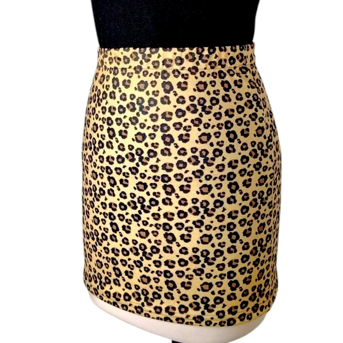 Falda licrada animal print talla S 