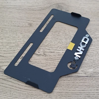 NKD 125 / Porta placa acero negro logo 3d cromado ML