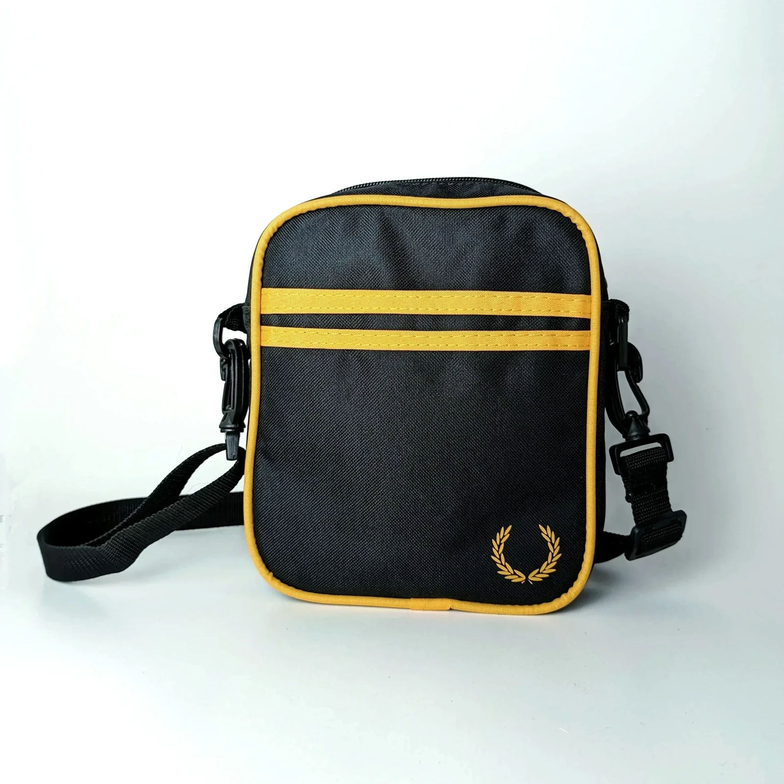 Carriel pequeño negro con amarillo 2